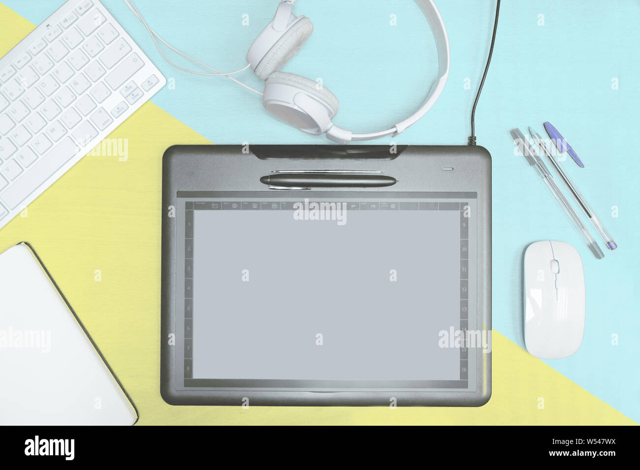 Tablette graphique avec une tablette numérique dans un artiste et designer de bureau. Vue de dessus Vue de dessus et tourné avec copie vide de l'espace pour l'éditeur de texte. Banque D'Images