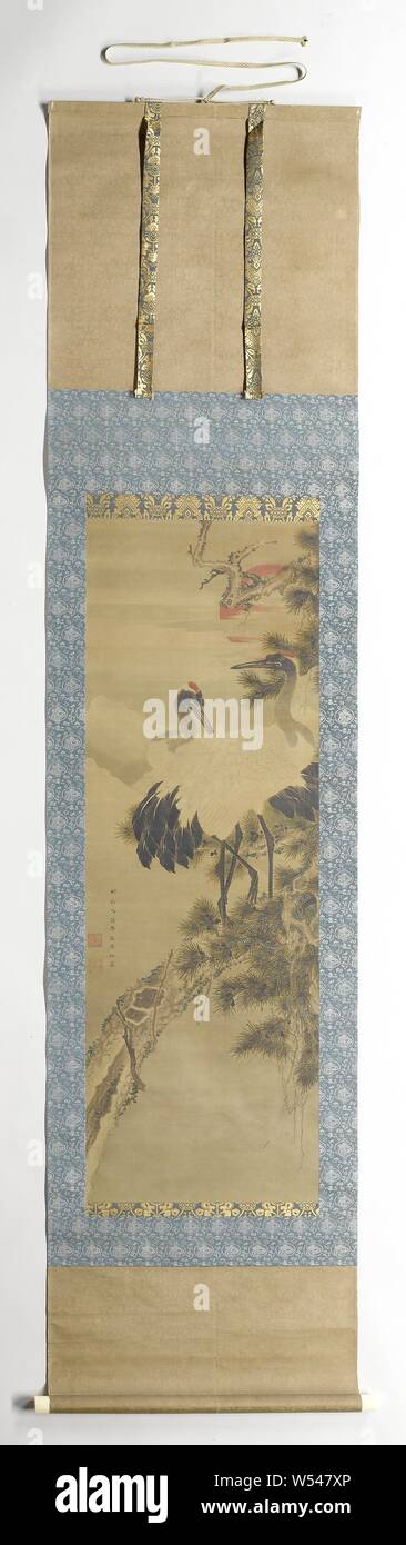 Grues dans le soleil du matin, dans le soleil levant, deux grues se tenir sur le tronc d'un pin. Dans un coffret en bois avec des caractères japonais., Maruyama Okyo, Kyoto, 1765, schildering, montering, h 100,2 cm × w 33,9 cm h 188.1 cm × w 45,0 cm H 7 cm × w 52 cm × 7,5 cm d Banque D'Images