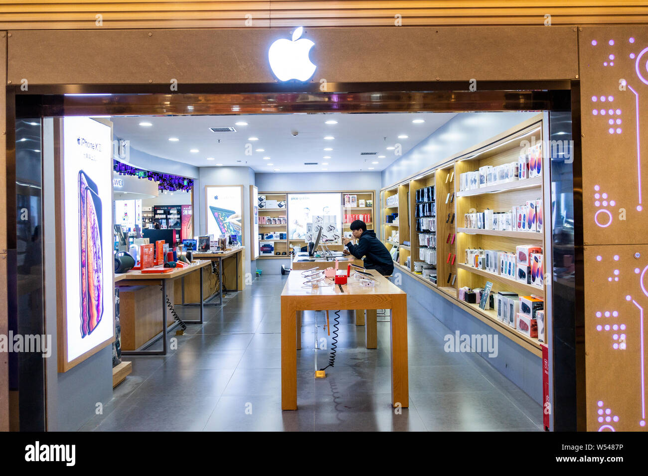 --FILE--Vue d'un Apple store à Shanghai, Chine, 27 décembre 2018. Apple a annoncé un partenariat avec Samsung, l'un de ses plus farouches adversaires, le Sund Banque D'Images