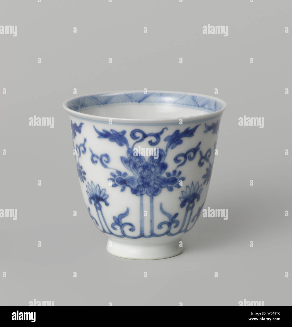 Coupe en forme de cloche avec lotus morte, tasse de porcelaine en forme de cloche, peint en bleu sous glaçure. Sur le mur extérieur d'un lotus stylisé fortement vigne continue. Le fond avec une branche stylisée dans un double cercle. Un groupe avec l'éclosion sur le bord intérieur. Blauw-wit, fleurs, ornement, anonyme, la Chine, l'c. 1700 - c. 1724, Qing Dynasty, Kangxi (1644-1912) / (1662-1722) Période / Yongzheng-période (1723-1735), Porcelaine, glaçure (matériel), le cobalt (minéral), la vitrification, H 6,8 cm d 7,5 cm Banque D'Images