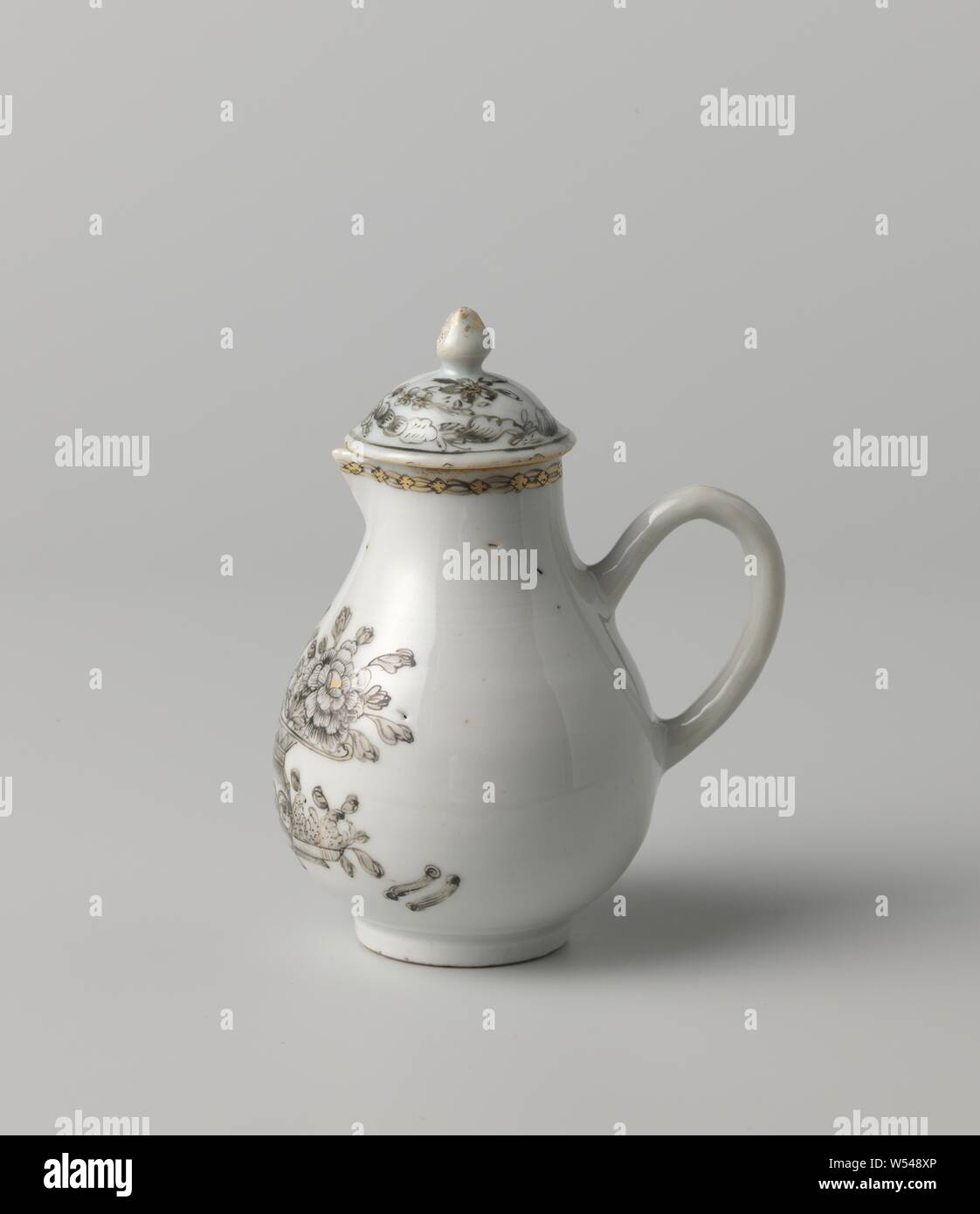 Pot à lait en forme de poire avec un panier de fruits et fleurs, le couvercle en forme de poire, pot à lait en porcelaine peinte sur l'émail en noir et or. Vrilles sur le couvercle avec une bande et deux fleurs. Coffre non associés à la can. Encre de Chine., anonyme, la Chine, l'c. 1725 - c. 1749, dynastie Qing-(1644-1912) / Yongzheng-période (1723-1735) / période de Qianlong (1736-1795), Porcelaine, glaçure (matériel), de l'or (métal), peinture, H 3,2 cm × 4,6 cm d Banque D'Images