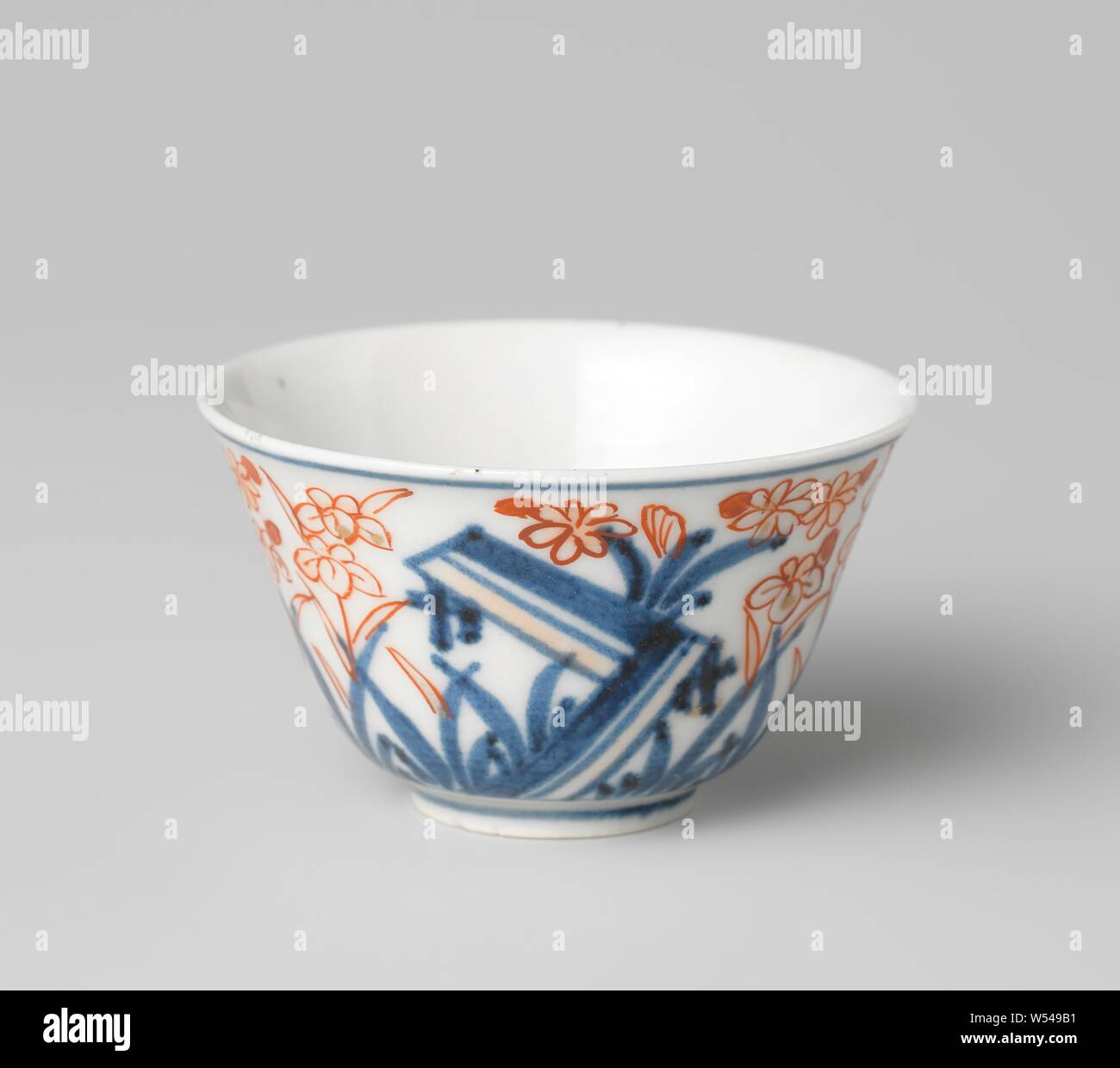 Coupe en forme de cloche avec un spray de fleurs et de plantes à fleurs, en forme de cloche, tasse de porcelaine peinte en bleu sous glaçure et sur l'émail rouge et or. Une fleur branche sur le fond dans un médaillon. Plantes à fleurs sur le mur. Une puce dans le bord de la tête. Imari., anonyme, le Japon, l'c. 1775 - c. 1799, période Edo (1600-1868), Porcelaine, glaçure (matériel), le cobalt (minéral), de l'or (métal), la vitrification, H 3,9 cm d 6,8 cm d 2,7 cm Banque D'Images