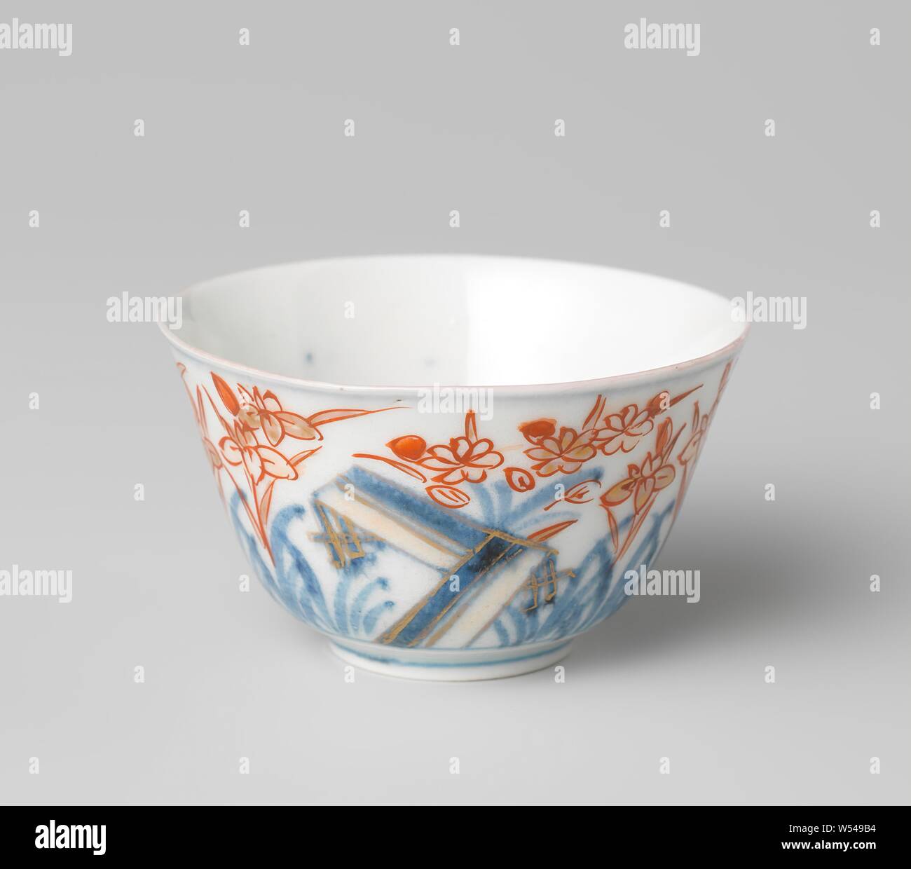 Coupe en forme de cloche avec un spray de fleurs et de plantes à fleurs, en forme de cloche, tasse de porcelaine peinte en bleu sous glaçure et sur l'émail rouge et or. Une fleur branche sur le fond dans un médaillon. Plantes à fleurs sur le mur. Imari., anonyme, le Japon, l'c. 1775 - c. 1799, période Edo (1600-1868), Porcelaine, glaçure (matériel), le cobalt (minéral), de l'or (métal), la vitrification, H 3,9 cm d 6,8 cm d 2,7 cm Banque D'Images