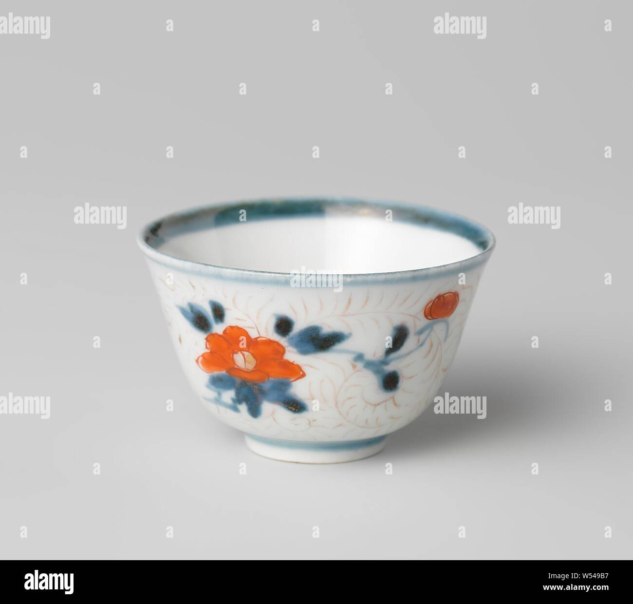 Coupe en forme de cloche avec les sprays de fleurs et foliée morte, tasse de porcelaine en forme de cloche, peint en bleu sous glaçure et sur l'émail rouge et or. Sur le fond un lotus tête dans un médaillon. Sur le mur, des vignes avec trois branches de fleurs entre les deux. Le bord intérieur est bleu. Imari., anonyme, le Japon, l'c. 1800 - c. 1815, période Edo (1600-1868), Porcelaine, glaçure (matériel), le cobalt (minéral), de l'or (métal), la vitrification, H 3,5 cm d 5,7 cm d 2,2 cm Banque D'Images