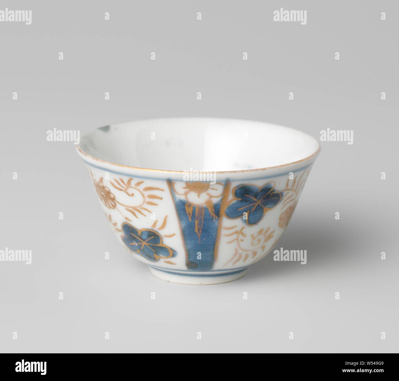 Coupe en forme de cloche avec un panier de fleurs et de fleurs en forme de cloche, de tasse de porcelaine, peint en bleu sous glaçure et sur l'émail de l'or. Un pot sur le fond dans un médaillon. Le mur est divisé en trois compartiments en éventail séparés par une large ligne avec une fleur. Dans les vases à fleurs boîtes. Imari., anonyme, le Japon, l'c. 1775 - c. 1799, période Edo (1600-1868), Porcelaine, glaçure (matériel), le cobalt (minéral), de l'or (métal), la vitrification, H 3,9 cm d 6,1 cm d 2,6 cm Banque D'Images