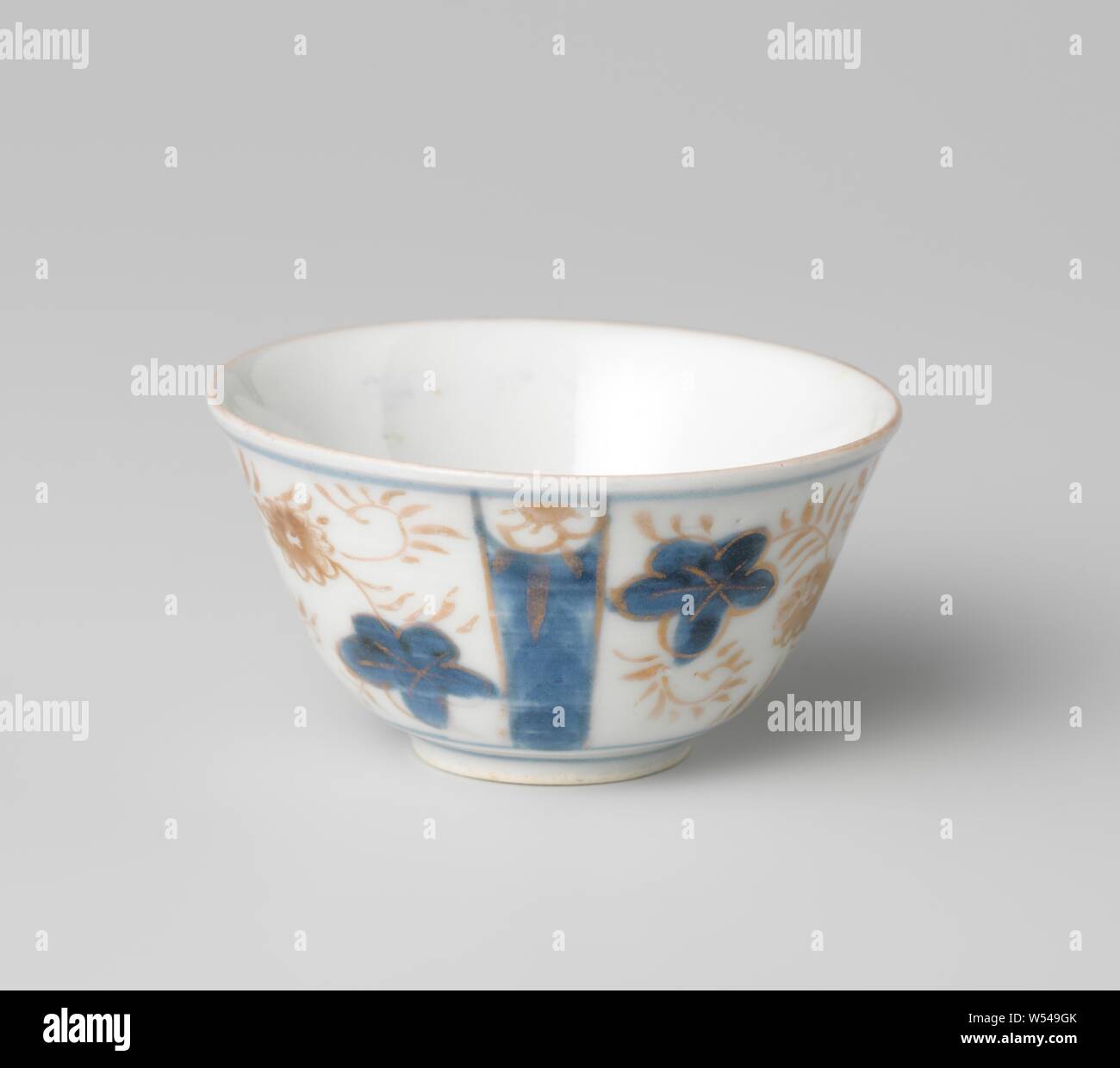 -Coupe en forme de cloche avec un panier de fleurs et de fleurs en forme de cloche, de tasse de porcelaine, peint en bleu sous glaçure et sur l'émail de l'or. Un pot sur le fond dans un médaillon. Le mur est divisé en trois compartiments en éventail séparés par une large ligne avec une fleur. Dans les vases à fleurs boîtes. Imari., anonyme, le Japon, l'c. 1775 - c. 1799, période Edo (1600-1868), Porcelaine, glaçure (matériel), le cobalt (minéral), de l'or (métal), la vitrification, H 3,9 cm d 6,1 cm d 2,6 cm Banque D'Images