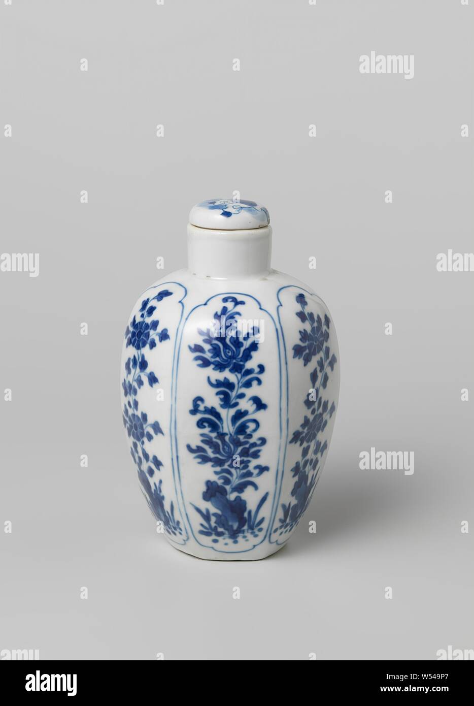 Pot couvert ovoïde avec des plantes à fleurs dans les panneaux, couvert de porcelaine en forme d'œuf couverts pot, peint en bleu sous glaçure. Sur le couvercle avec un garçon danse (fou) dans un paysage. Couvercle n'est pas la comparaison. Bleu Blanc., anonyme, la Chine, l'c. 1700 - c. 1724, Qing Dynasty, Kangxi (1644-1912) / (1662-1722) Période / Yongzheng-période (1723-1735), Porcelaine, glaçure (matériel), le cobalt (minéral), la vitrification, H 1,3 cm × 3,8 cm d Banque D'Images