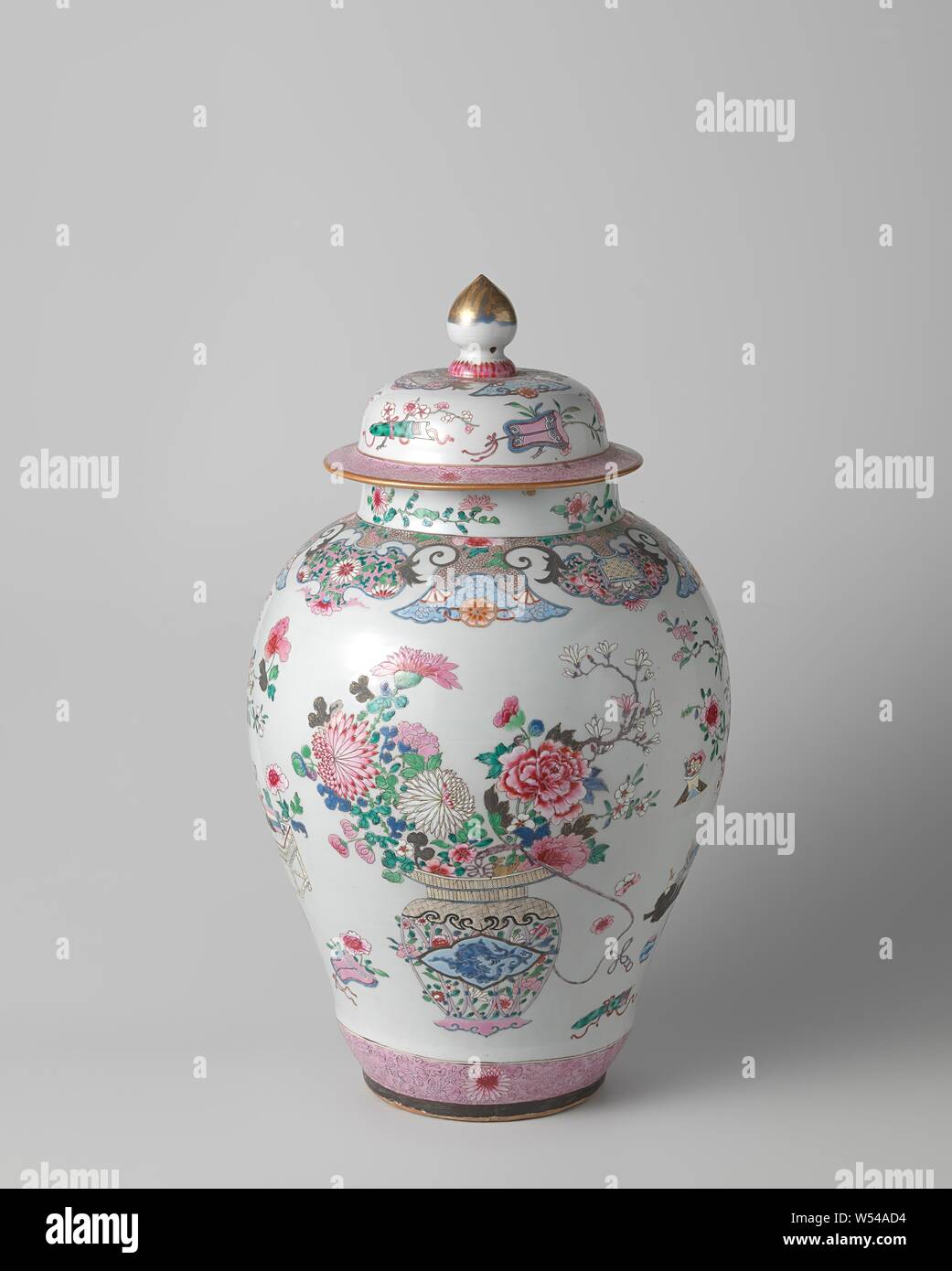 Pot couvert ovoïde avec des paniers de fleurs et symboles auspicieux, en forme d'Oeuf porcelaine pot couvert, peint en bleu sous glaçure et sur l'émail en bleu, rouge, rose, vert, noir et or. Sur le mur deux fois un panier avec poignée ajourée un chilong interrogés (dragon) dans un cartouche festonné. Le panier est rempli de branches de fleurs et de fruits (pivoine, chrysanthème, prunus, aboutés, citron, magnolia). Dans un vase de fleurs également entre deux fois sur une table basse. Dans le vase de la tête d'un chien lion (shishi) avec un anneau dans sa bouche. Le vase est entouré d'objets de la chance (une table avec une morte, un sceptre ruyi, ventilateur, Qin Banque D'Images