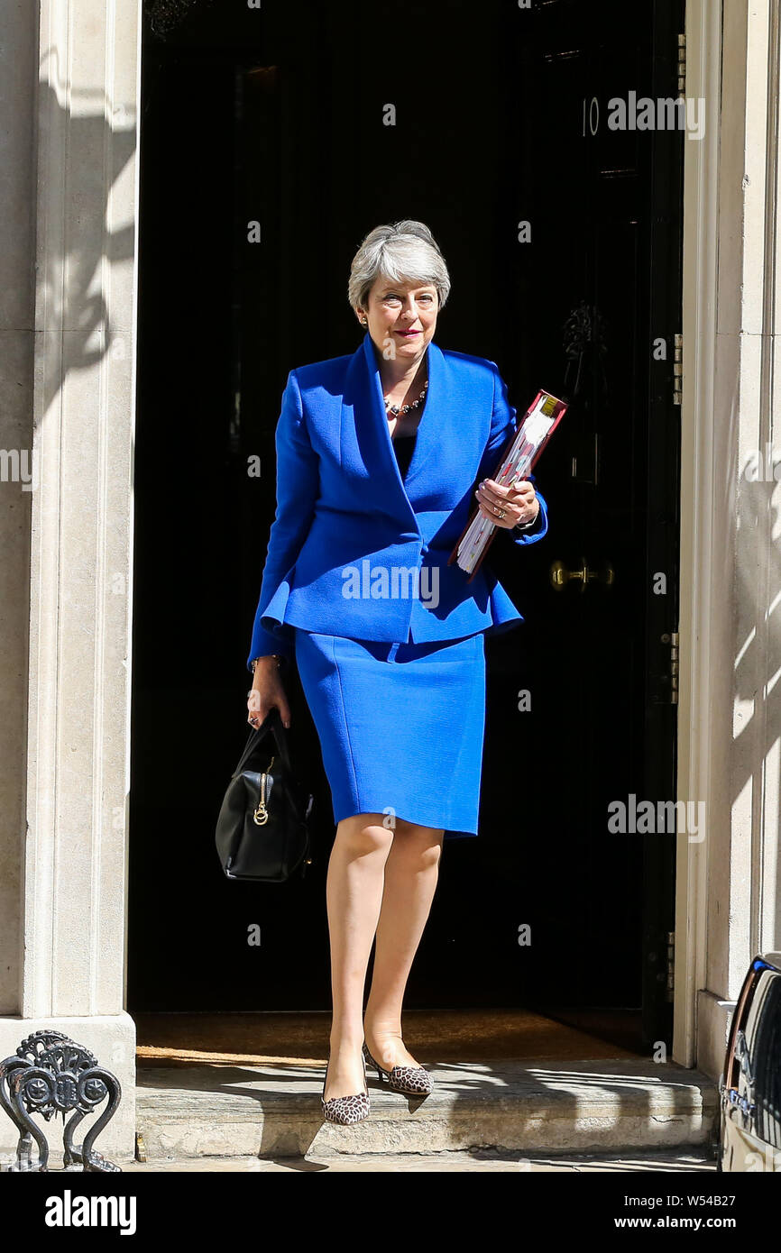 Le premier ministre de Grande-Bretagne, Theresa peut laisse 10 Downing Street pour la Chambre des communes pour répondre à des questions du premier ministre pour la dernière fois avant de remettre sa démission à la Reine, à Westminster, Londres . Banque D'Images