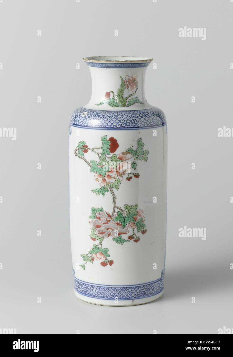 Vase cylindrique avec pivoine et Lotus dans un cartouche sur le modèle de couche-culotte, vase cylindrique en porcelaine avec diffusion de cou, peint en bleu sous glaçure et sur l'émail bleu, rouge, vert, jaune, aubergine, noir et or. Le vase est recouvert de serviette de travailler avec deux grands cartouches en réserve, l'un avec une plante de lotus et une avec une branche de pivoine, sur le cou une pivoine et une station à la sauterelle, en zigzag sur le bord. Edge endommagée. Ancienne étiquette au bas avec 'Huth 334 19/5/05'. Famille verte., anonyme, la Chine, l'c. 1800 - c. 1899, dynastie Qing-(1644-1912), porcelaine (matériau), glaçure, cobalt Banque D'Images