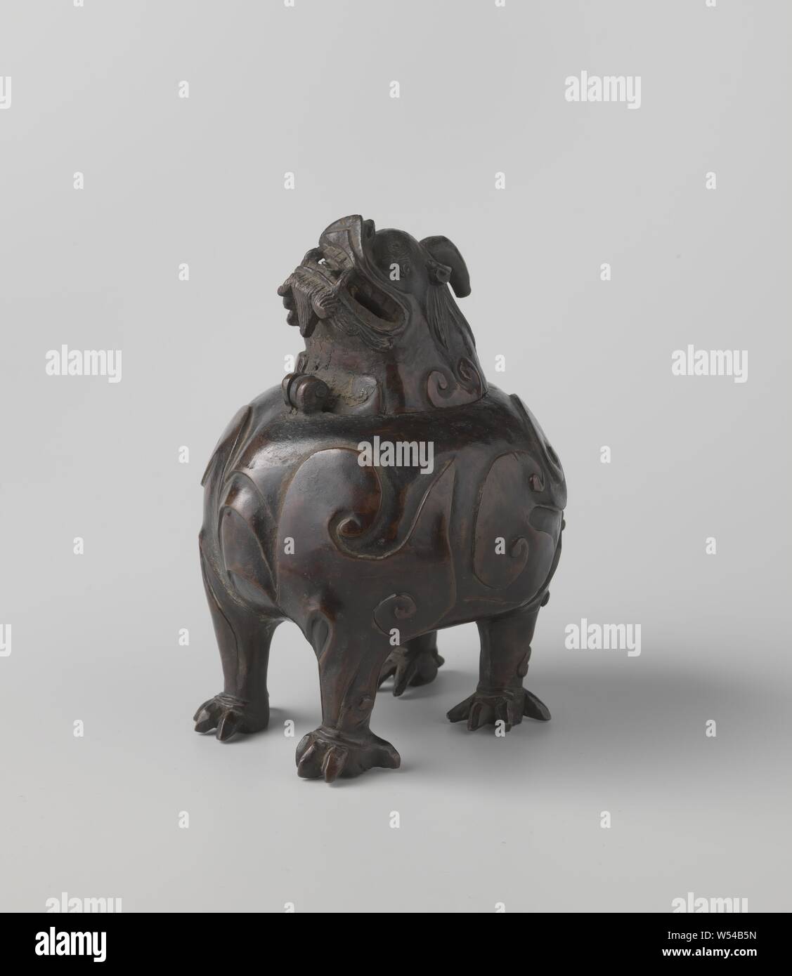 Le lion, le lion de Bronze, sans doute un porte-encens., Chine, ch. 1700 - c. 1800, bronze (métal), h 16,5 cm × d 12 cm Banque D'Images