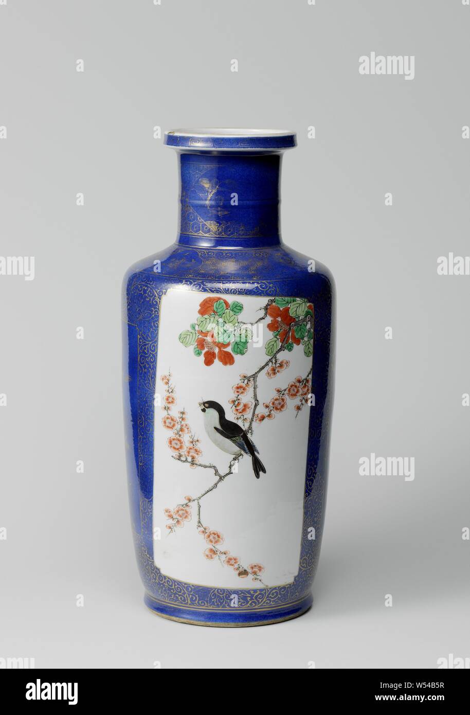 Vase cylindrique de poudre bleu et panneaux en réserve avec les sprays de fleurs et oiseaux bleu, rouge, vert, jaune, noir et or. Le vase est recouvert de bleu poudré (bleu poudre) avec deux cartouches Rectangulaire avec coins pressé rempli d'un oiseau sur une branche de fleurs (prunus et de pivoine), sur la décoration d'un bleu dans l'or de la boucle de fleurs stylisées et de deux cartouches rectangulaires avec une touche les coins, remplie de roches, du bambou et de la direction générale des deux oiseaux, l'autre avec la direction générale de prunus et un papillon sur l'épaule, une bande ruyi avec motif motif géométrique alternant avec des cartouches lobes Banque D'Images