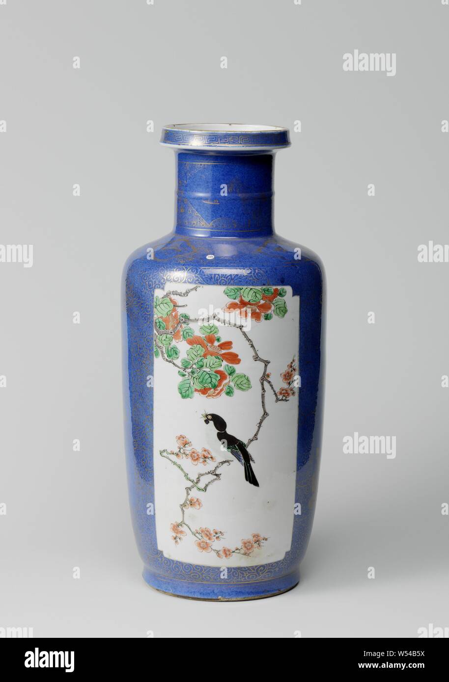 Vase cylindrique de poudre bleu et panneaux en réserve avec les sprays de fleurs et oiseaux bleu, rouge, vert, jaune, noir et or. Le vase est recouvert de bleu poudré (bleu poudre) avec deux cartouches Rectangulaire avec coins pressé rempli d'un oiseau sur une branche de fleurs (prunus et de pivoine), sur la décoration d'un bleu dans l'or de la boucle de fleurs stylisées et de deux cartouches Rectangulaire avec coins pincés, l'une remplie de roches, du bambou et de la direction générale des deux oiseaux, l'autre avec la direction générale de prunus et un papillon sur l'épaule, une bande ruyi avec motif motif géométrique alternant avec des cartouches lobes Banque D'Images