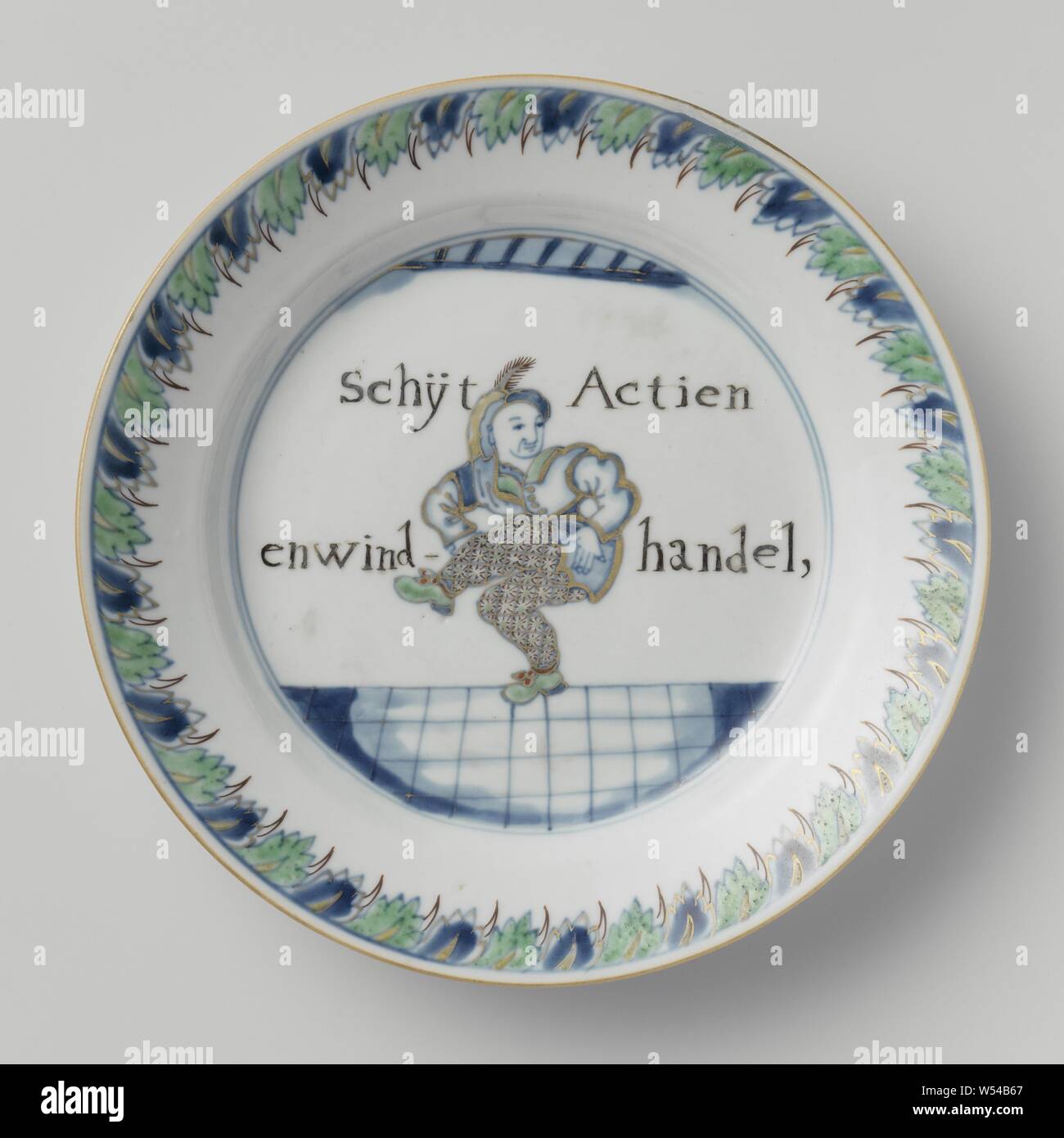 Plaque avec une figure naturelle et l'inscription, assiette de porcelaine, peint en bleu sous glaçure et sur l'émail vert, noir et or. Sur le plateau de danse avec un arlequin le texte : "chijt Actien en windhandel', la frontière avec un motif décoratif. Le conseil d'action. La représentation européenne en bleu et blanc avec des couleurs d'émail., anonyme, la Chine, l'c. 1725 - c. 1749, dynastie Qing-(1644-1912) / Yongzheng-période (1723-1735) / période de Qianlong (1736-1795), Porcelaine, glaçure (matériel), le cobalt (minéral), de l'or (métal), la vitrification, H 3,1 cm d 21 cm d 11 cm Banque D'Images