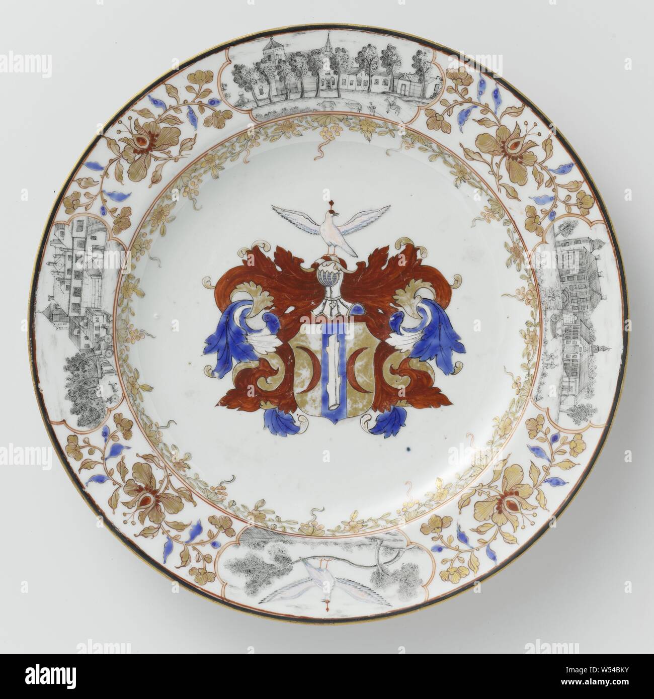 Plat de la plaque avec les armes de la famille Valckenier, plat en porcelaine peinte sur l'émail en bleu, rouge, rose, noir et or. Sur le plateau les armoiries de la famille Valckenier. L'arme dispose d'une souche d'arbre dans le milieu avec des demi lunes des deux côtés et un casque avec le casque falcon comme signe sur elle. Le couvercle est en rouge, bleu et or. Sur le mur une bande avec des volutes. Le bord avec cartouches à trois branches avec des paysages urbains européens : Kleve, Rosendael Kasteel, l'église de Valkenburg (Hollande du Sud), et une avec le casque signe sur une branche. Entre vignes florales les cartouches. Tasses Banque D'Images