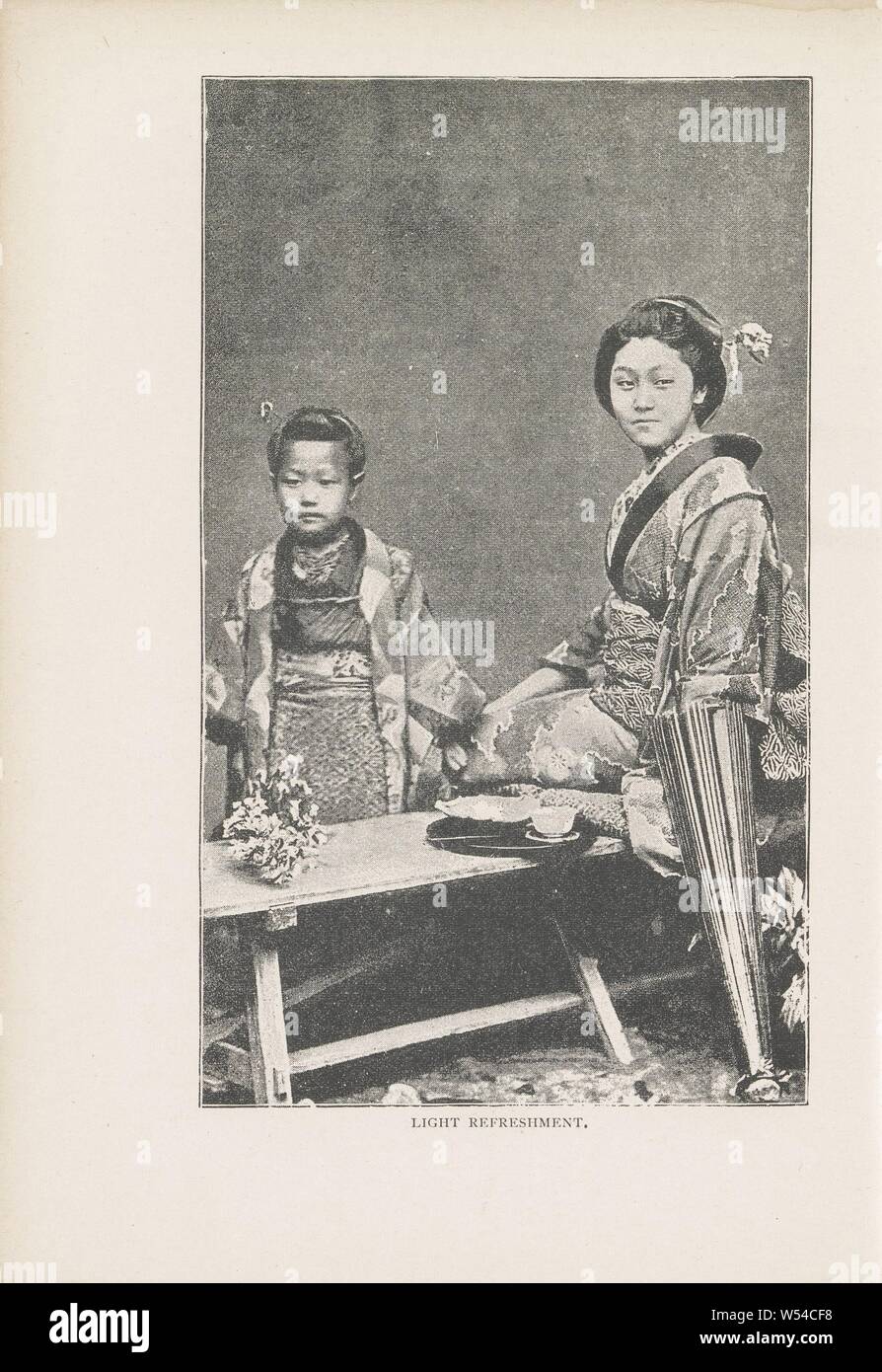Portrait d'une femme japonaise inconnue avec un enfant portant des vêtements traditionnels rafraîchissements (titre sur l'objet), costume, costume traditionnel, anonyme, le Japon, l'c. 1882 - en 1892 ou avant, papier, h 151 mm × w 90 mm Banque D'Images