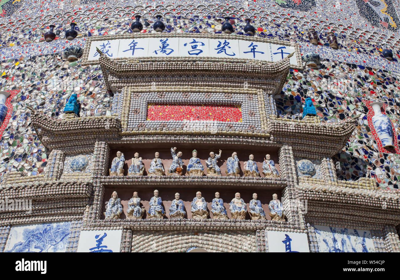 --FILE--a près de la palais de porcelaine avec des fragments de céramique incrustée dans le mur, construit par vieux Yu artisan en Village de Xinping Ermei Banque D'Images