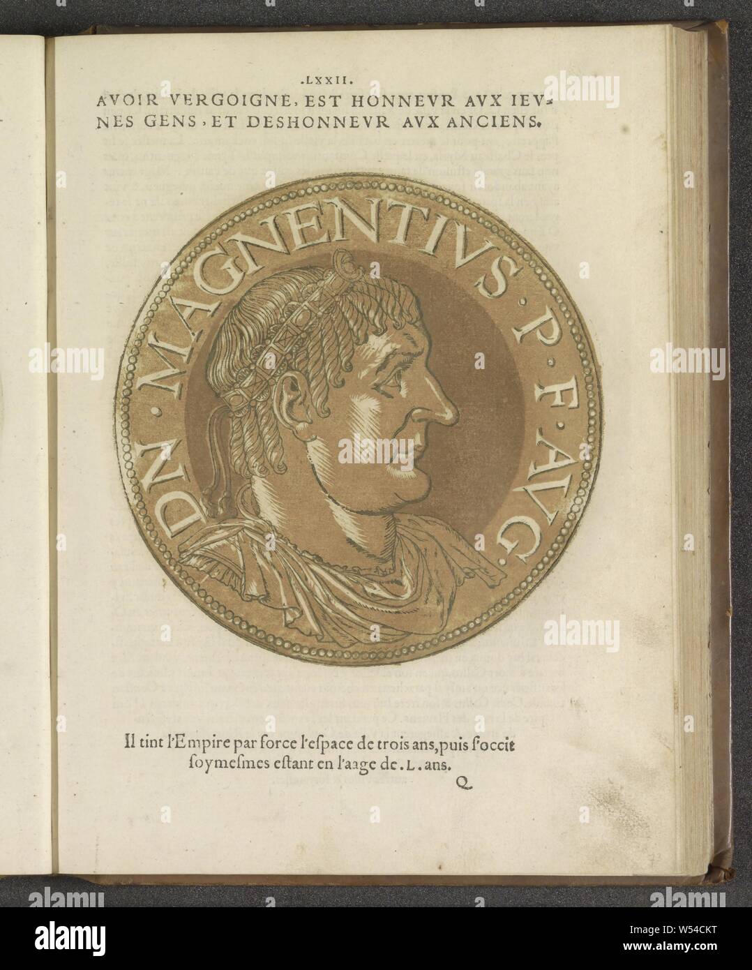 Portrait de l'empereur Jeux Les images presque de tous les empereurs (titre de la série), Portrait de l'empereur jeux, sur une pièce de monnaie avec une inscription. L'impression est partie d'un livre sur les empereurs de Jules César à Charles V et son frère Ferdinand, empereur, Jeux (empereur de l'Empire romain), Joos Gietleughen, Anvers, 1557 et/ou 1559, papier, imprimerie, h 179 mm × W 178 mm Banque D'Images