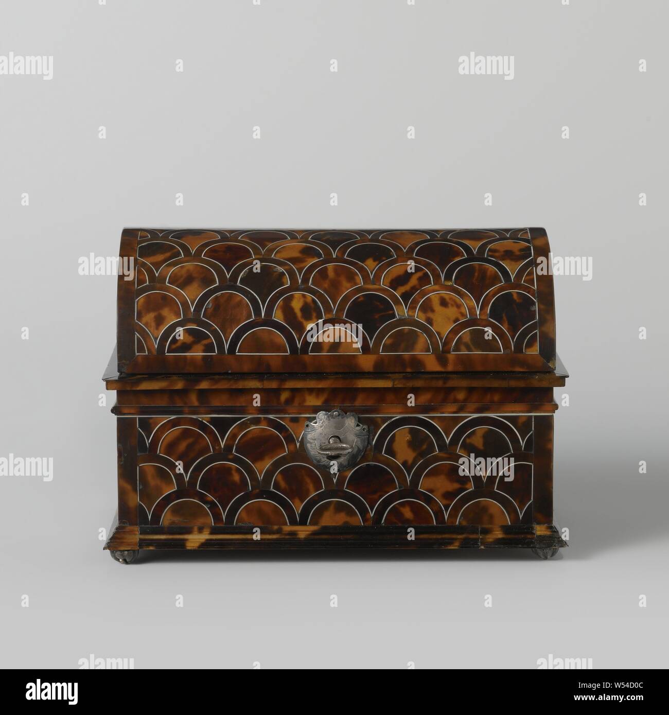 Boîte en bois entièrement collée avec tortue, boîte en bois entièrement collés à tortue. Le fort se dresse sur quatre pieds d'argent de la forme d'un melon coupé transversalement, a une base de profilé et d'un simple châssis principal couvrant les murs, sur lesquels le haut, couvercle incurvé repose. Les murs et le couvercle sont décorées avec un motif d'écailles bordées de l'ivoire. La boîte a un cartouche d'argent en forme de plaque d'arrêt et est bordée de velours rouge., anonyme, 1640 - 1660, le bois (matière végétale), pin (bois), tilleul, tissu velours (tissu), de l'argent (métal), ivoire, h 15,0 cm × 21,5 cm × w d 13 cm Banque D'Images
