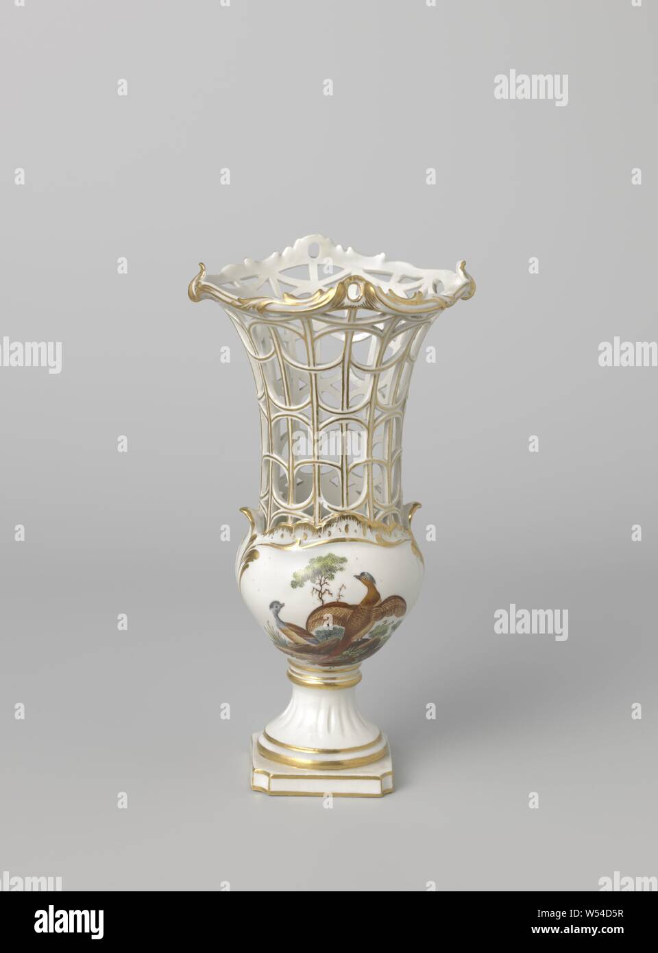 Vase, Vase de porcelaine. Le haut, base ronde qui porte le vase en forme de boule repose sur la base carrée. Ici sur une partie supérieure en forme de coupe qui est complètement découpée. Peint avec des faisans et des fleurs., Manufactuur Oud-Loosdrecht, Loosdrecht, 1774 - 1784, la porcelaine (matériau), h 18,1 cm × w 9 cm × 8,5 cm d w 5 cm × D 5 cm Banque D'Images