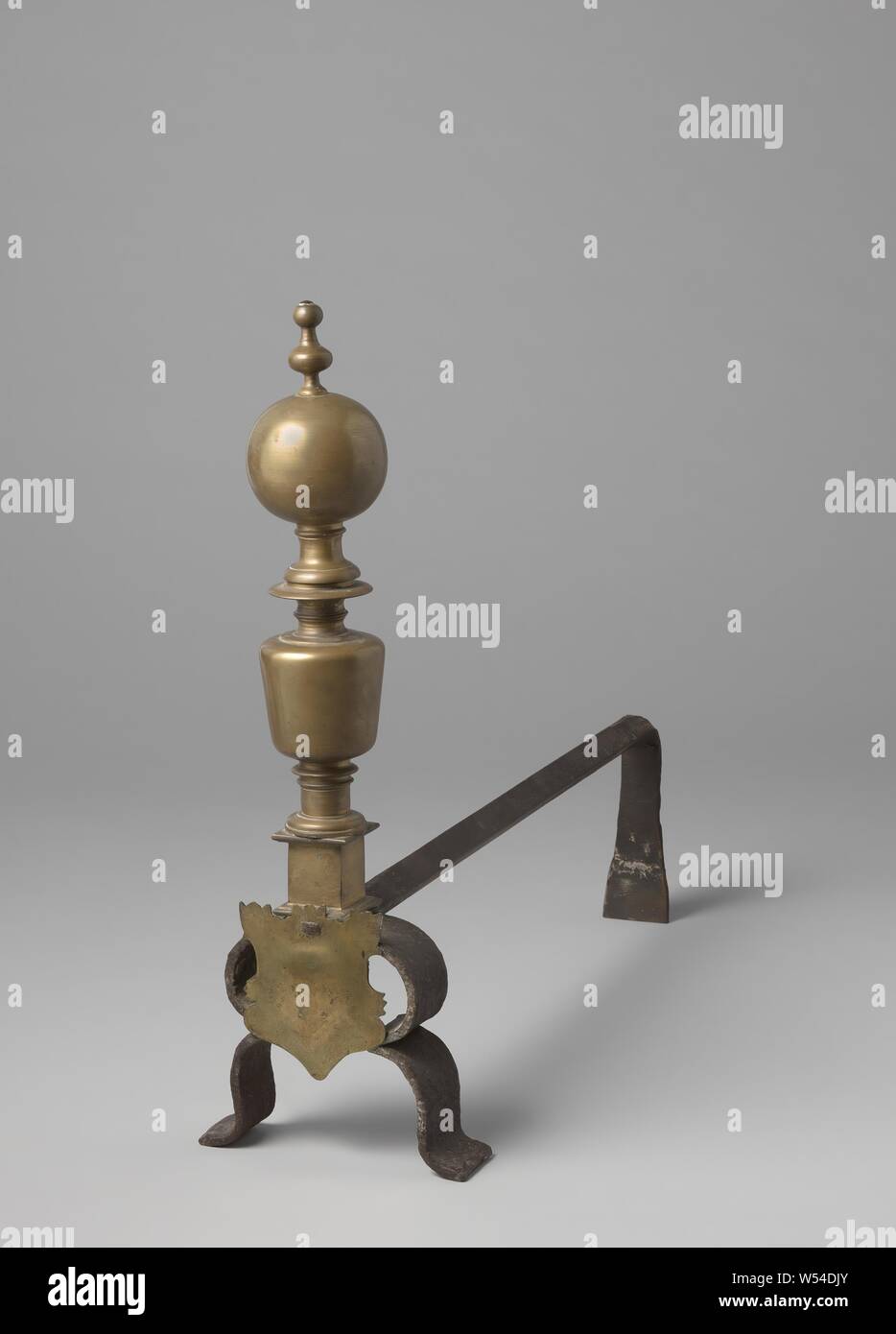 Fer de feu avec une décoration composée d'un bouclier, un cône et une sphère de balustres en fer, l'incendie d'airain et de fer., anonyme, Espagne), ch. 1600 - c. 1699, le laiton (alliage), de fer (métal), H 65 cm × 22 cm × w t 70 cm × w 10 kg Banque D'Images