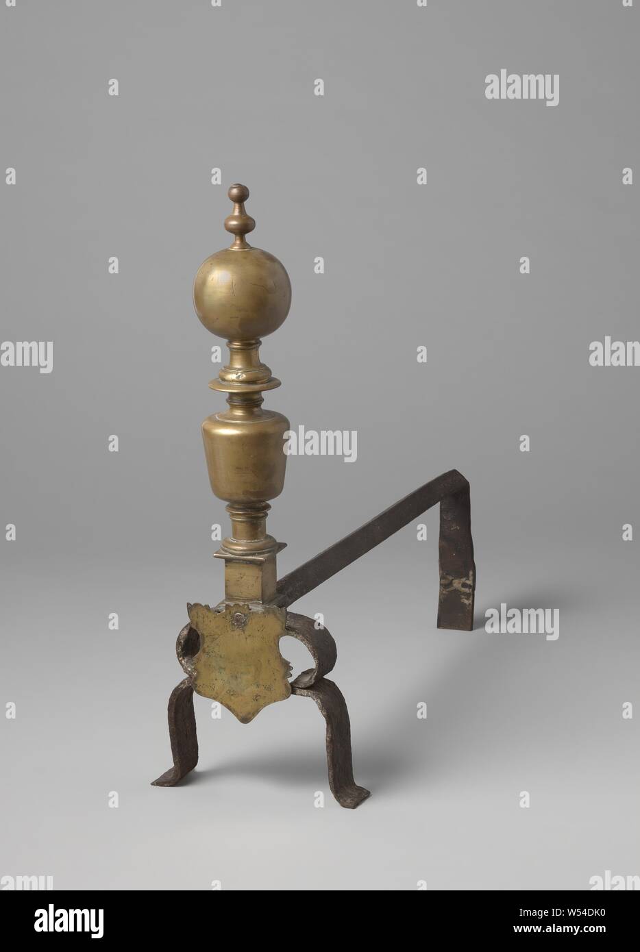 Fer de feu avec une décoration composée d'un bouclier, un cône et une sphère de balustres en fer, l'incendie d'airain et de fer., anonyme, Espagne), ch. 1600 - c. 1699, le laiton (alliage), de fer (métal), H 65 cm × 22 cm × w t 70 cm × w 10 kg Banque D'Images