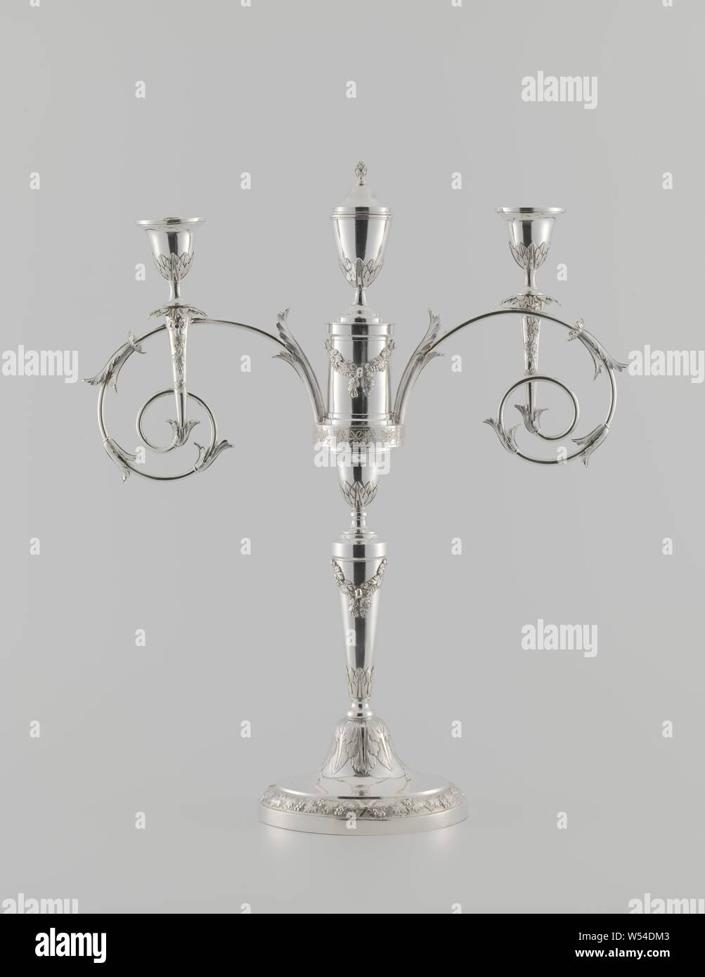 Chandelier d'argent, Chandelier avec base composée de 5 parties et d'une bobèche. Marqué et daté, feuillage, vrilles, branches, ornement, François Marcus Simons, La Haye, 1803, de l'argent (métal), fondation, h 28,7 cm × 11,3 cm l 16,3 W × w 498,0 gr Banque D'Images