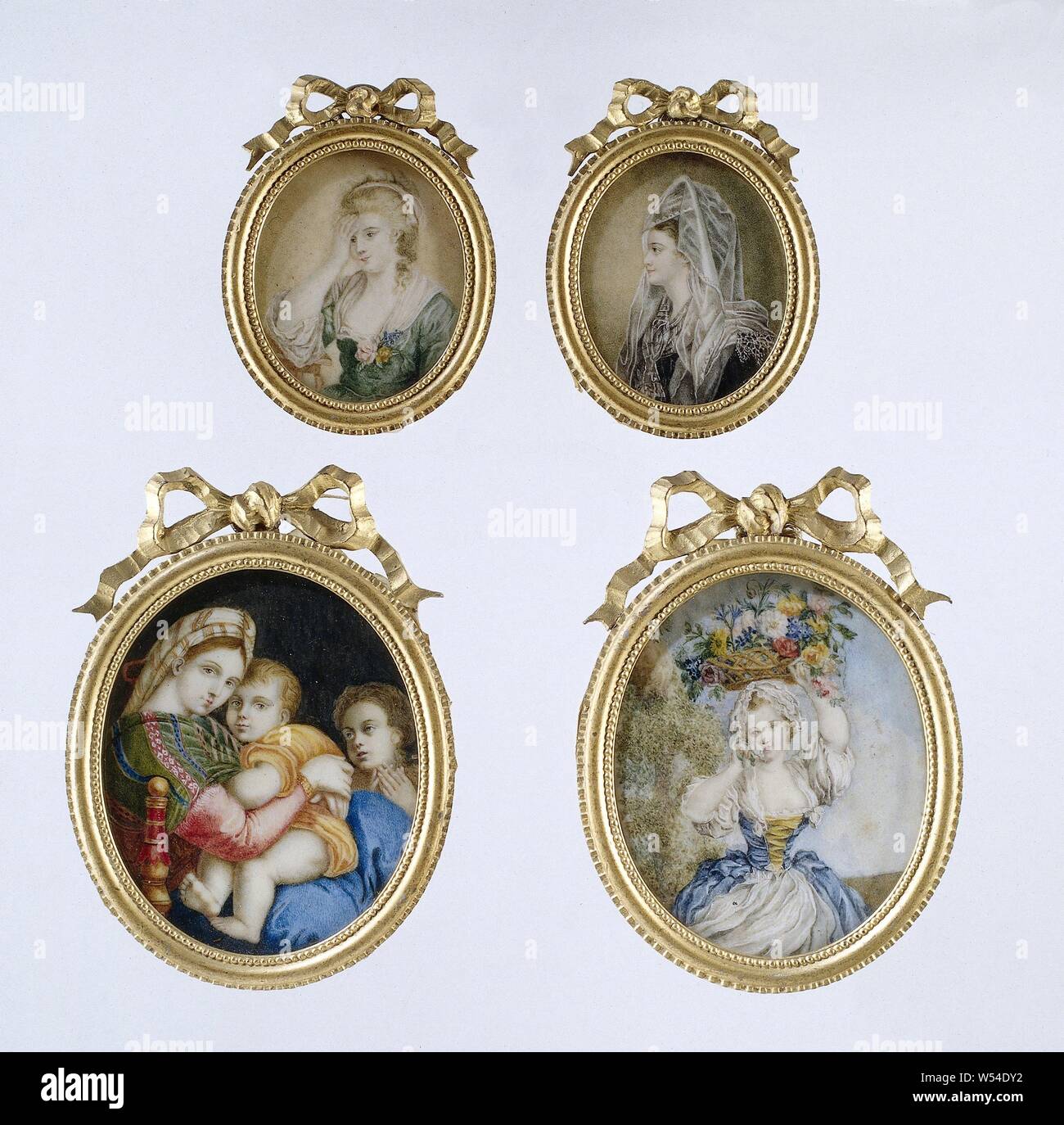 La peinture avec une représentation d'une femme avec le bras droit levé, la peinture avec une représentation d'une femme avec le bras droit levé. La femme est représentée dans la moitié du corps, habillé en robe du xviiie siècle, composé d'une robe verte avec un châle blanc battist et aux manches et sur la poitrine de bouquet de fleurs. Ses cheveux blonds gris mis en place avec du ruban. Situé dans un cadre métallique ovale dans un style néo-classique avec des fines rayures blanches et de perles, surmonté d'un arc., anonyme, inconnu, c. 1850 - c. 1899, gouache (peinture), Drager, lijst, verre, papier, H 5,3 cm × w 4,4 cm h 7,8 cm × w 5,7 cm Banque D'Images