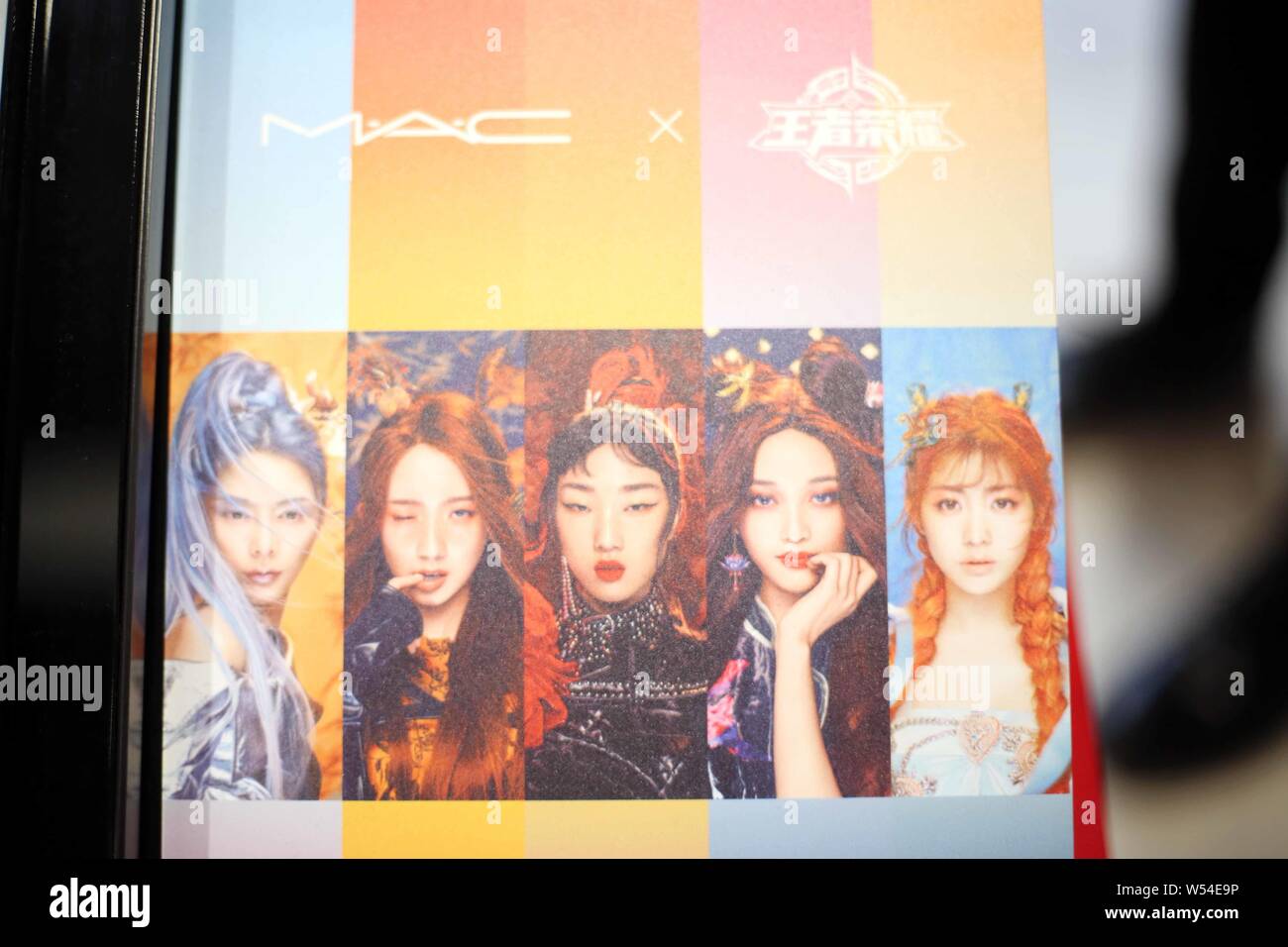 Les rouges à lèvres limitée sur le thème du MOBA Tencent 'Roi de gloire" sont en vente à la rue Huaihai flagship store de la marque de maquillage MAC Cosmetics à Shanghai, Banque D'Images