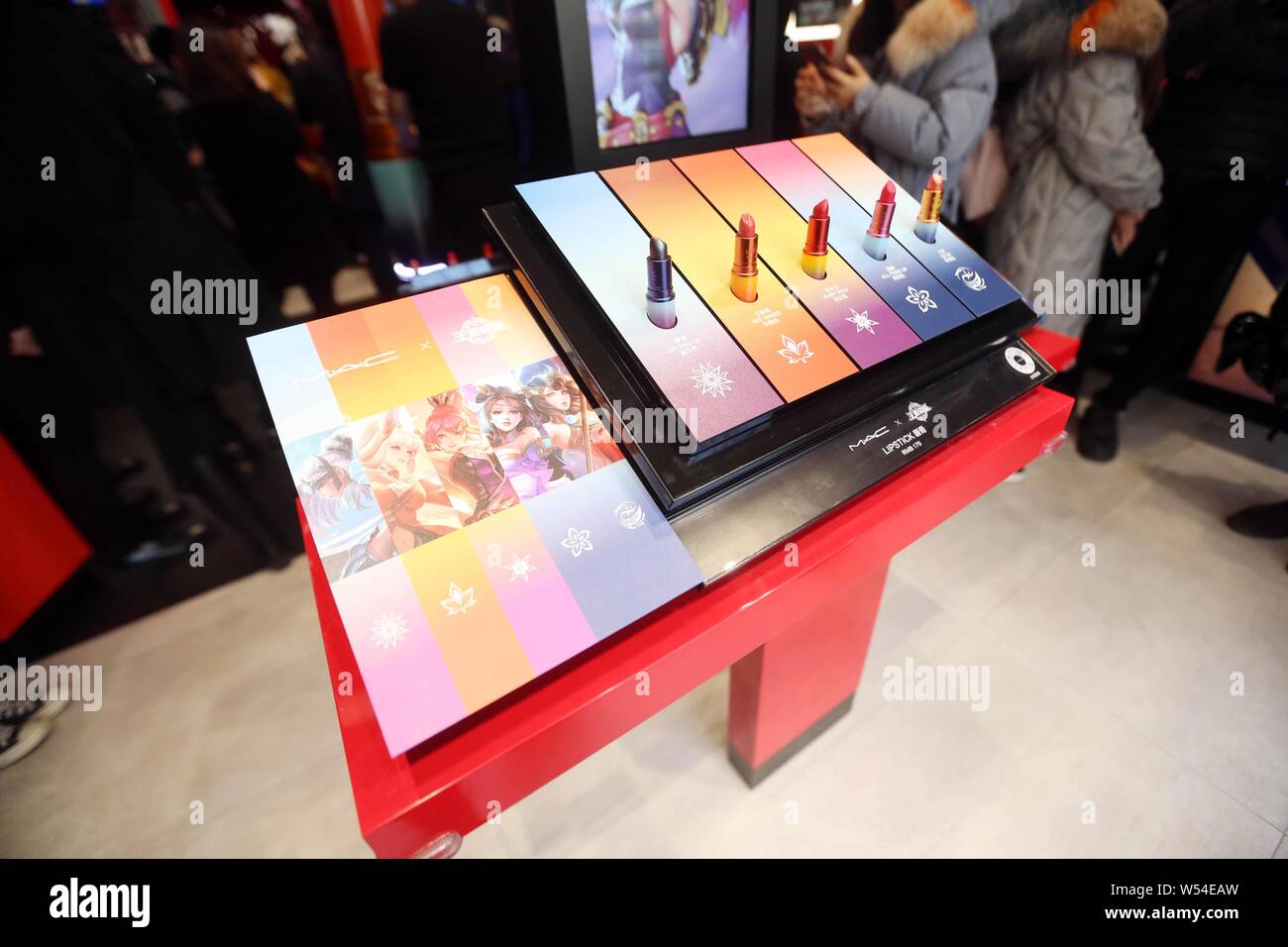 Les rouges à lèvres limitée sur le thème du MOBA Tencent 'Roi de gloire" sont en vente à la rue Huaihai flagship store de la marque de maquillage MAC Cosmetics à Shanghai, Banque D'Images