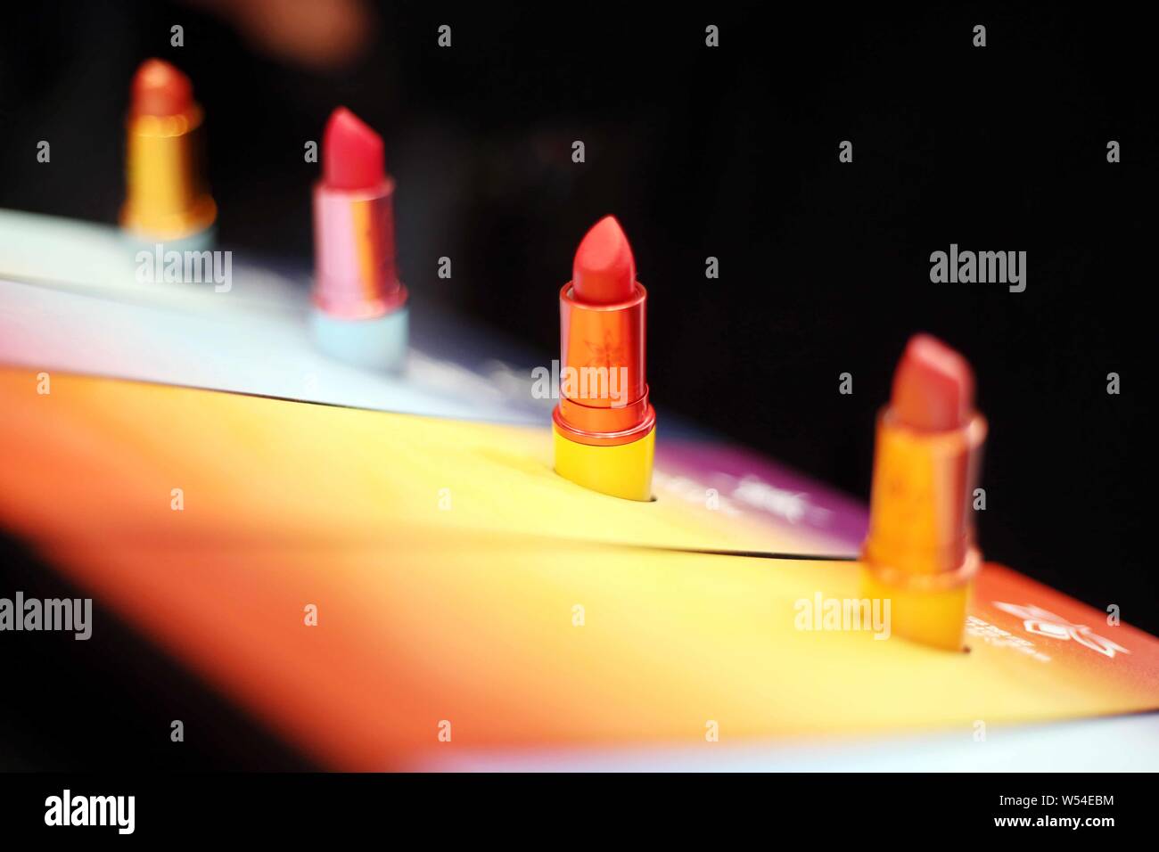 Les rouges à lèvres limitée sur le thème du MOBA Tencent 'Roi de gloire" sont en vente à la rue Huaihai flagship store de la marque de maquillage MAC Cosmetics à Shanghai, Banque D'Images