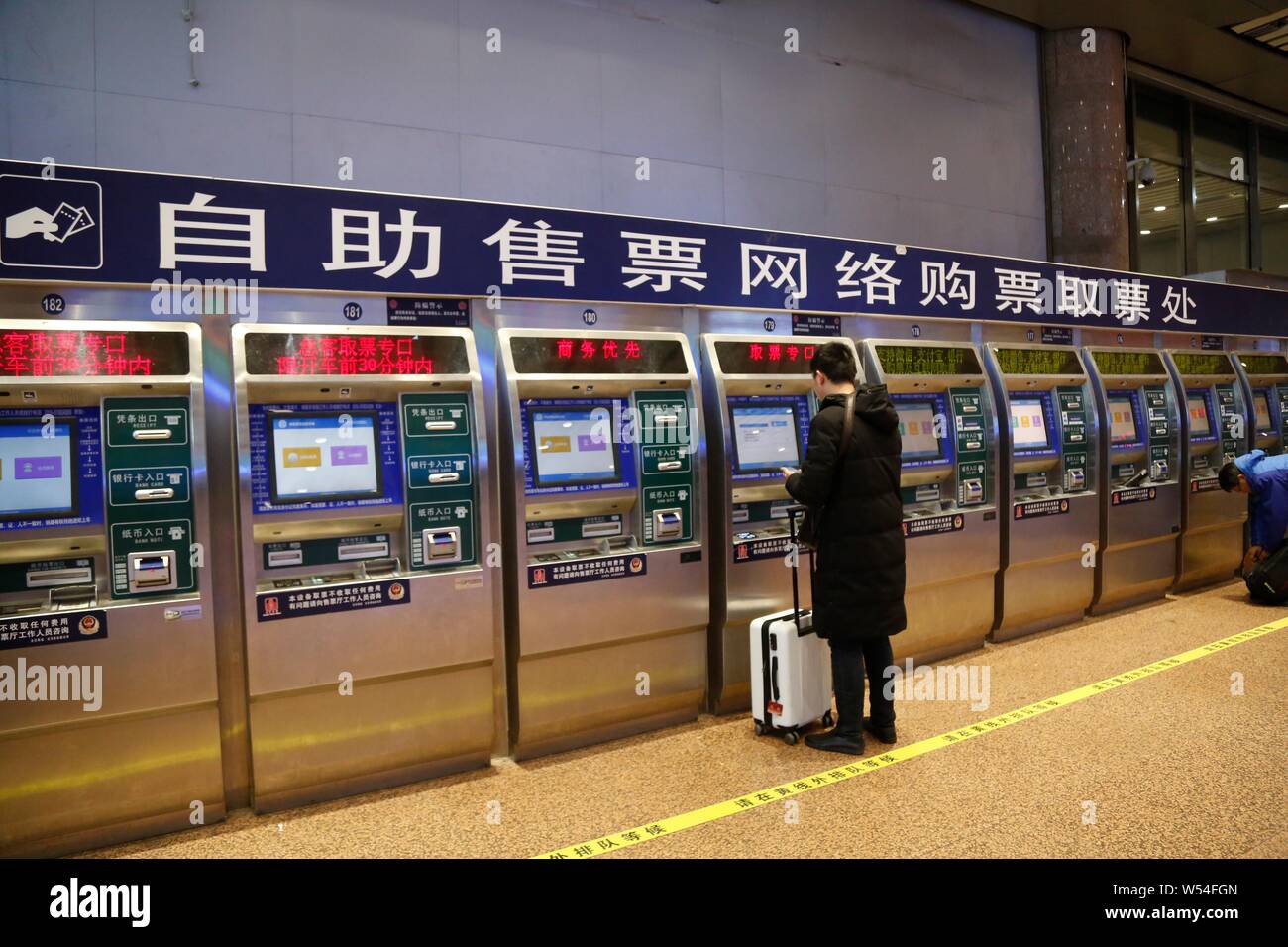 --FILE--un Chinois achète ses billets de train pour le Festival de Printemps les rush, également connu sous le nom de 'Chunyun', à la gare de Pékin Ouest i Banque D'Images