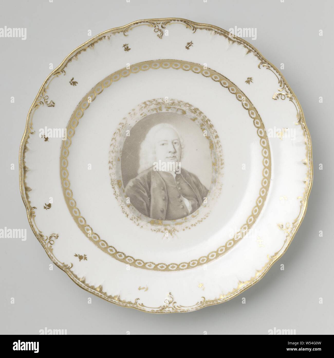 La plaque ou soucoupe avec Gilles Jacob, néerlandais pensionné, assiette de porcelaine ( ?). Peint en brun avec un portrait de M. Gilles Jacob. Gilles Jacob, frontières et décorées de fleurs, de diffusion Manufactuur Oud-Loosdrecht, Loosdrecht, ch. 1772 - c. 1784, porcelaine (matériau), h 3,7 cm × d 25,2 cm Banque D'Images