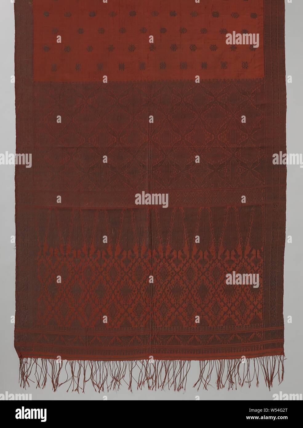 Kain de textiles orientaux, tissu de soie, Caïn de soie rouge avec un décor tissé au fil doré. Le milieu de terrain est décoré avec des ornements géométriques. Sur le côté étroit un large décoration de bords avec différents motifs., anonyme, de Padang, ch. 1400 - c. 1850, soie, fil de métal, l 245 cm × w 27 cm Banque D'Images