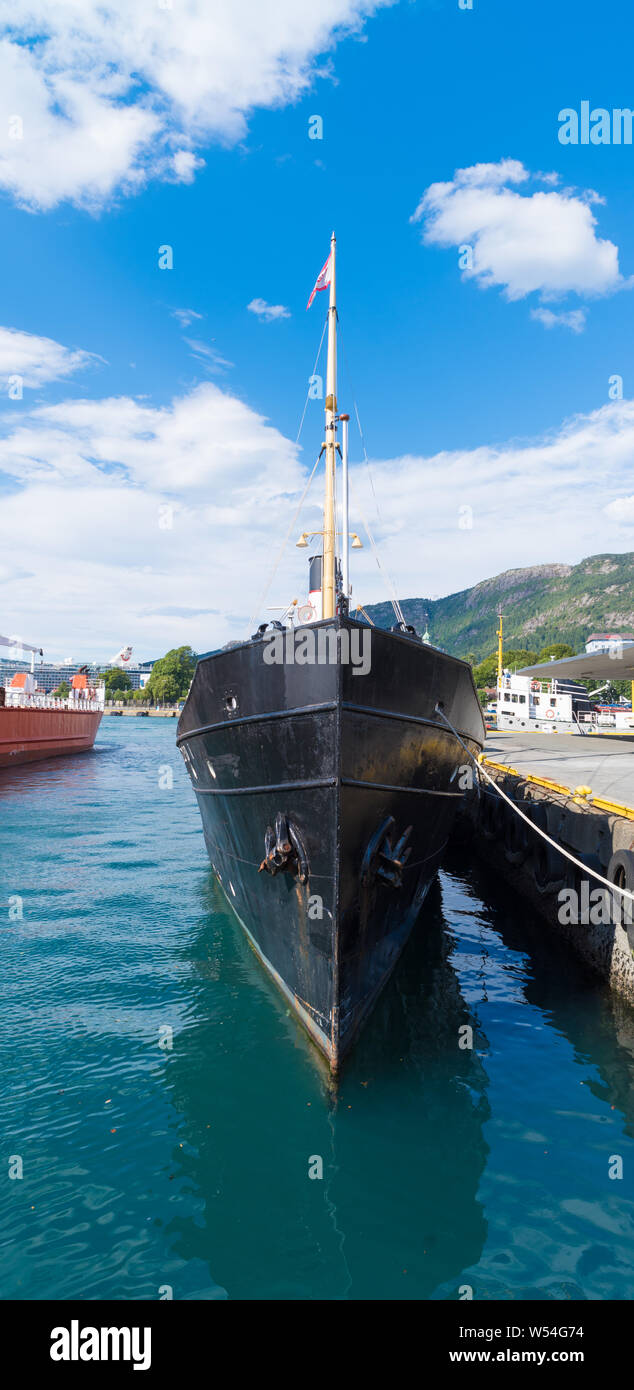 Bateaux amarrés au port de Bergen. Le port dispose de 5 500 mètres de quais avec le projet à 11 mètres. Banque D'Images