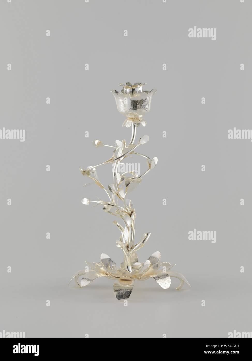 Chandelier d'argent avec tige sous la forme d'un tronc d'arbre tordu avec trois branches sinueuses avec bougeoir feuilles ovales et des fleurs en couronne. Un tronc d'arbre d'enroulement s'élève à une rosette de feuilles et se divise en trois branches sinueuses avec des feuilles ovales. Le Chandelier est situé dans une couronne de fleurs, Jan. Kemaer (peut-être), Dordrecht, 1784, de l'argent (métal), h 35,0 cm × 14,5 cm × w d 467 Banque D'Images