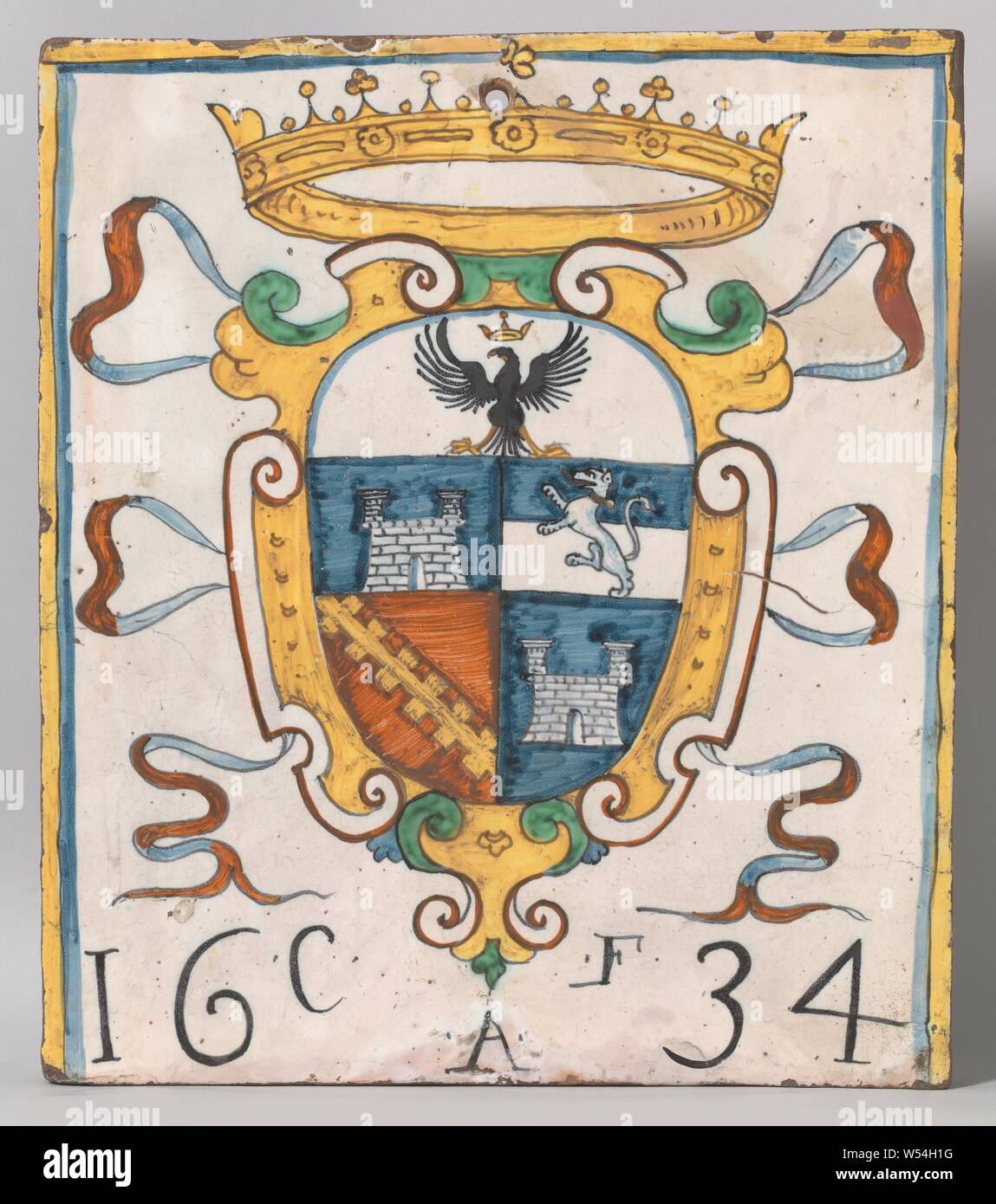 Tuile, tuile avec un multi-couleur (bleu, jaune, vert et brun) couronné arme avec l'année 1634 et à ci-dessous les lettres : C UN F., anonyme, Italie, 1634, argile, étain glaze, H 36 cm × w 31 cm × t 3 cm Banque D'Images