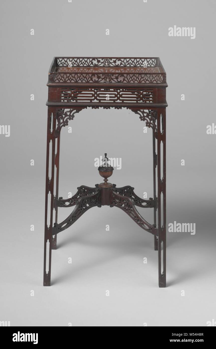 Table, décoré dans le style Chippendale chinois, avec couvercle en verre, une table d'acajou, reposant sur quatre pieds ajourés. Les règles sont également ouverts. La table est décorée dans le style Chippendale chinois et équipé d'un couvercle en verre., anonyme, Grande-Bretagne, ch. 1400 - c. 1950, bois (matière végétale), l'acajou (bois), de verre, h 71,5 cm × 38,5 cm × d w 38,5 cm Banque D'Images