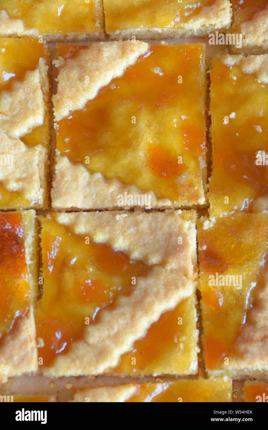L'orange fait maison tart détails. Vue de dessus d'une partie de la tarte fait maison avec de la confiture d'orange Banque D'Images