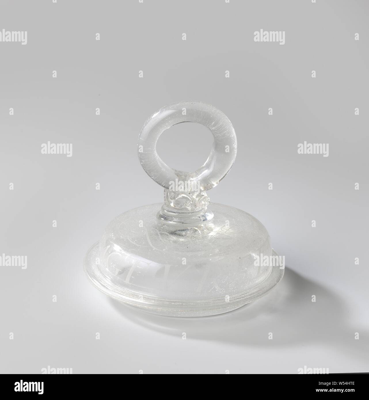 Couvercle d'un pot avec l'inscription : LA PAIX ET DUCKY OURS, couvercle voûté d'un pot avec, en surplomb, double-creux rim pliée. Le bouton formé par un anneau en forme de O. Sur le couvercle d'un texte en lettres romaines "PAIX ET PETIT CANARD'. Sur le bouton : Tuis interpone. Signé sur la frontière : Vila.f.1688 21/5., anonyme, 1688, verre, soufflage du verre, h 10,5 cm × d 10 cm Banque D'Images