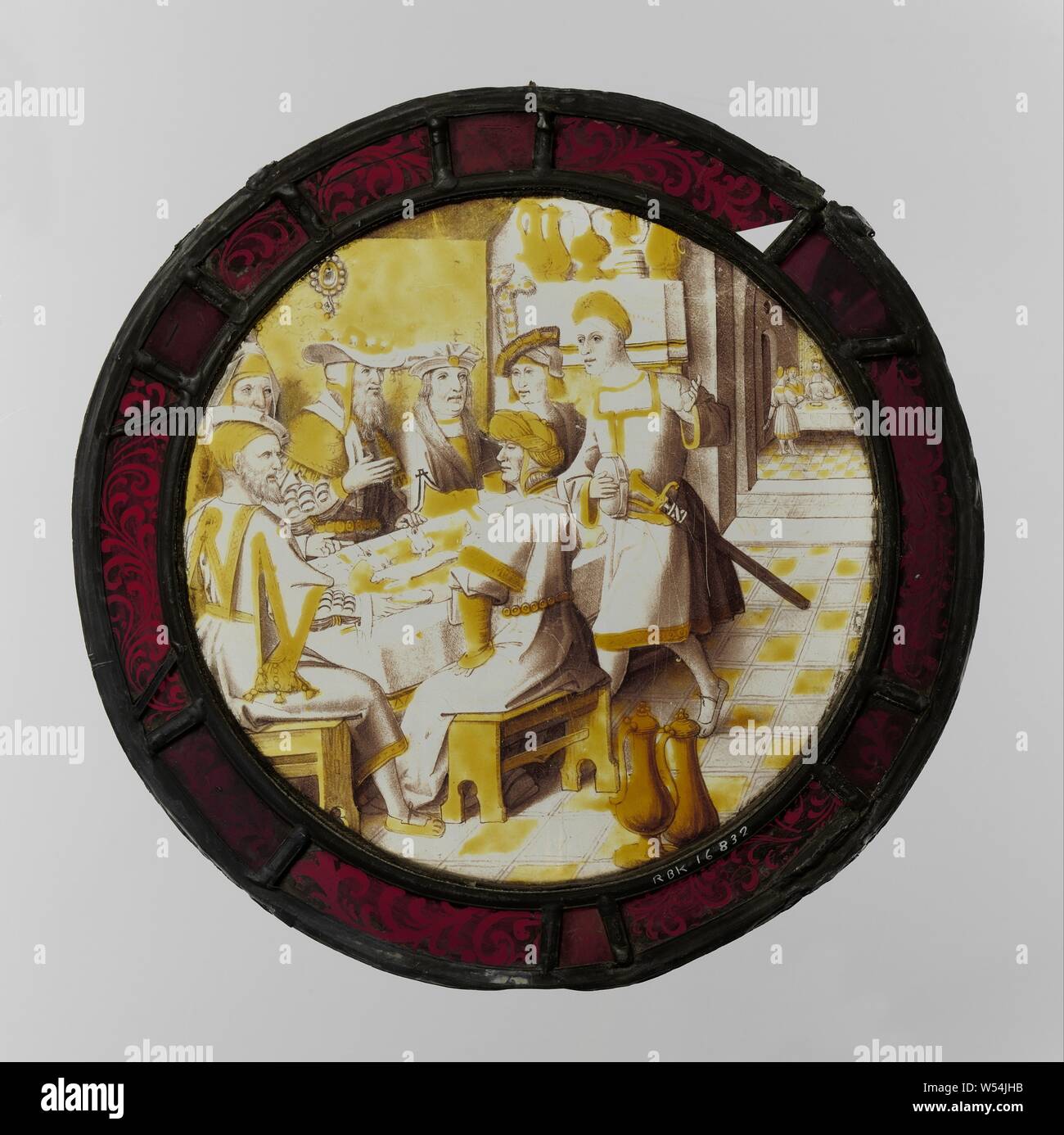 Carré avec fête d'Assuérus et la reine Vasthi, ronde volet vitraux en grisaille et jaune d'argent avec la représentation des fêtes du roi Assuérus et la reine Vasthi. Avec le bord en vrilles ornement en rouge., anonyme, nord des Pays-Bas), ch. 1525, verre, tache argentée, d 24,1 cm × 29,5 cm d Banque D'Images