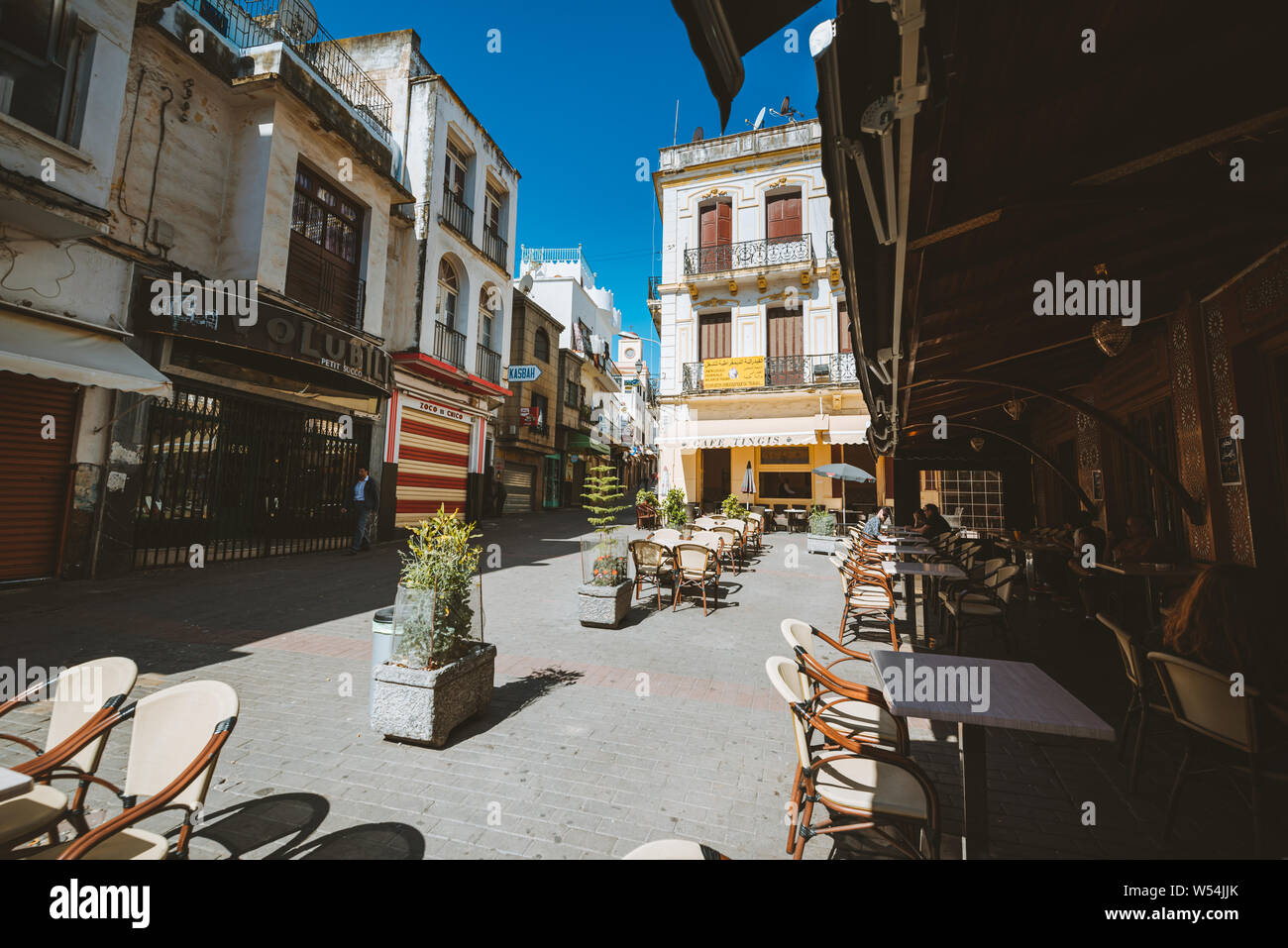 TANGER, MAROC - 12 MAI 2019 : place centrale dans l'ancienne médina de Tanger, appelé Petit Socco, avec la maison comme le Caffè famouse Cafè centrale et ca Banque D'Images