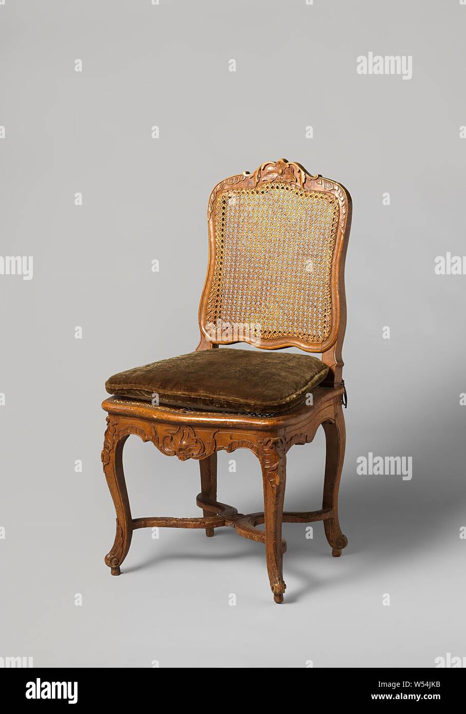 Chaise en bois de hêtre et de noyer avec jambes à angle en forme de S,  croix en X avec rosace sculptée, fleur et feuille de travail, dossier et  assise faite de