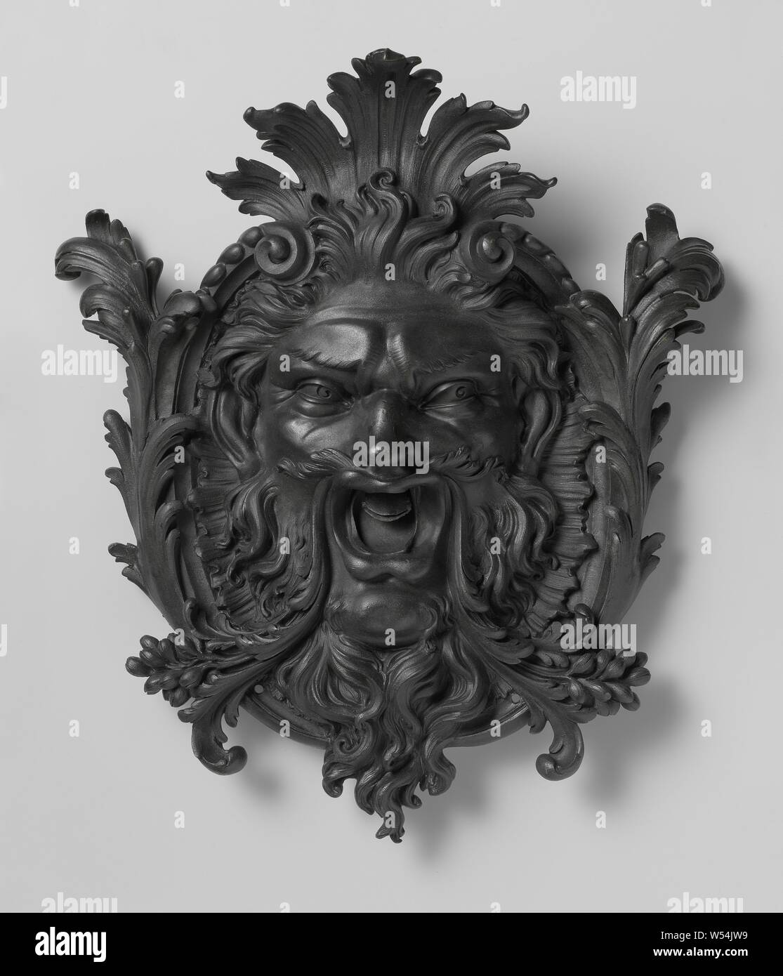 Mascaron, gargouille, la gargouille se compose d'une tête placée sur un cartouche et entouré de feuillages et fruits., anonyme, Paris (peut-être), ch. 1700 - c. 1720, bronze (métal), H 52 cm × 44 cm × w d 17 cm × w 11,2 kg Banque D'Images