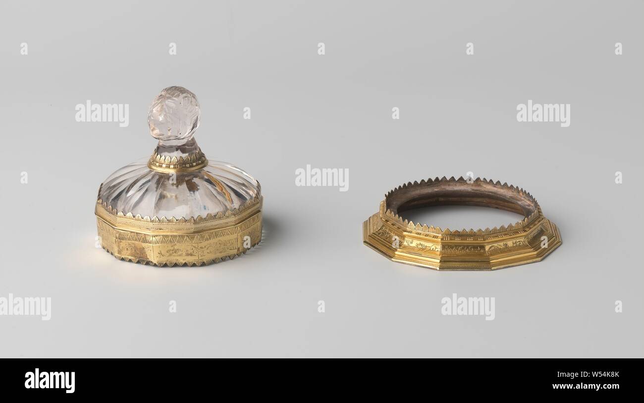 Couvercle, la masse dans douze facettes verticales, d'un couvercle en douze facettes la masse est couronné d'une tête de lion d'un boîtier en argent doré., anonyme, Zuid-Italie (peut-être), ch. 1350, de l'argent (métal), dorure, H 8 cm × D 8 cm Banque D'Images Couvercle, la masse dans douze facettes verticales, d'un couvercle en douze facettes la masse est couronné d'une tête de lion d'un boîtier en argent doré., anonyme, Zuid-Italie (peut-être), ch. 1350, de l'argent (métal), dorure, H 8 cm × D 8 cm Banque D'Images