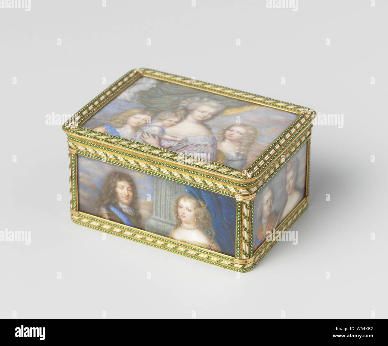 Snuff Box Gold, peint avec des portraits miniatures des Bourbons, rectangulaire boîte en or. Tous les côtés sont recouverts de portraits miniatures des Bourbons. Sur le couvercle Marie-Antoinette avec ses enfants à côté d'un buste de Louis XVI. Sur le fond le frère et la sœur de Louis XVI. À l'avant Louis XIV et de Marie-Thérèse d'Espagne. Sur l'arrière Hendrik IV et de Marie de Médicis. Sur la gauche Louis XIII et Anne d'Autriche. Sur le côté droit un style Louis XV et Maria Leczinska., anonyme, Paris, ch. 1815 - c. 1830, l'or (métal), verre, H 4,5 cm × w 8,8 cm × D × w 259,6 4,5 cm Banque D'Images