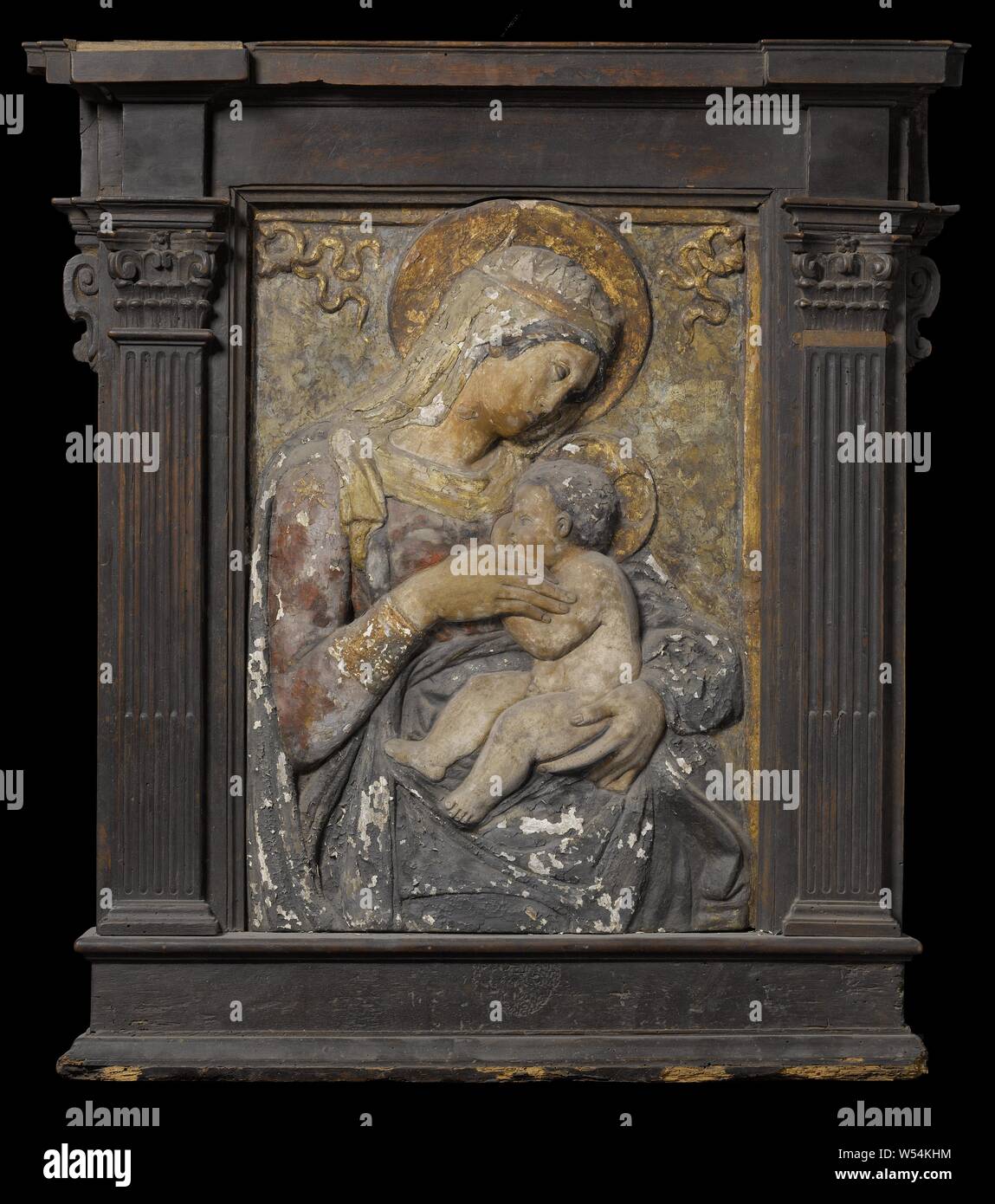 Vierge à l'enfant, Maria avec enfant, en stuc polychrome, en relief. Marie, qui est représenté jusqu'au-dessus des genoux et trois-quarts vers la droite, tient l'enfant qui est l'alimentation de lui sur le côté gauche. Elle tient la main droite de la poitrine. Sa tête est représentée de profil, ainsi que l'enfant utilisé pour elle. Dans les coins supérieurs un anneau avec un ruban., Urbano da Cortona (après), ch. 1425 - c. 1460, terre cuite (argile), H 54 cm × w 39 cm H 79 cm × 70 cm × w t 12 cm w 19,2 kg Banque D'Images