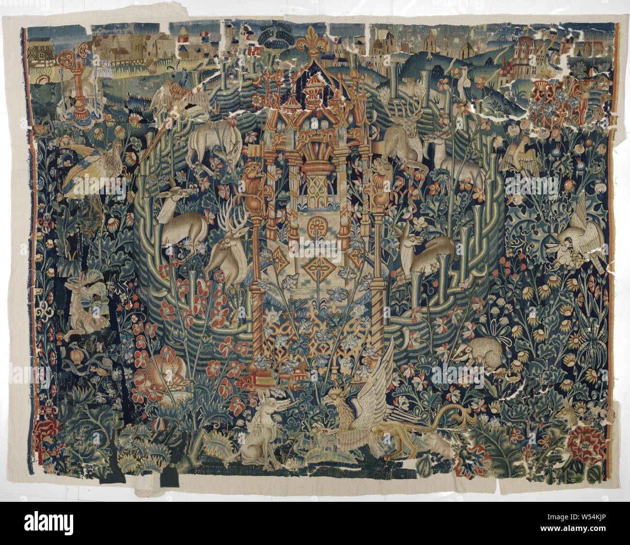 Verdure avec des animaux, un jardin privé et une source de vie, la tapisserie, la verdure à grandes feuilles avec l'hortus conclusus et la source de la vie dans un jardin clôturé. Un fond bleu-noir est couvert de plantes à croissance élevée, parmi lesquels les animaux sauvages et mythique. Les feuilles légèrement sont vastes et variées : lobées ou forte et profondément creusé en forme de chardon, ou espèces d'acanthe. Les petites fleurs poussent en grappes. Les animaux comprennent un griffon et le loup, le renard, le blaireau, l'aigle et un faucon, s'attaquer à un lapin. Les collines vallonnées construit à venir. Dans le centre il y a une fontaine hexagonale construit Banque D'Images