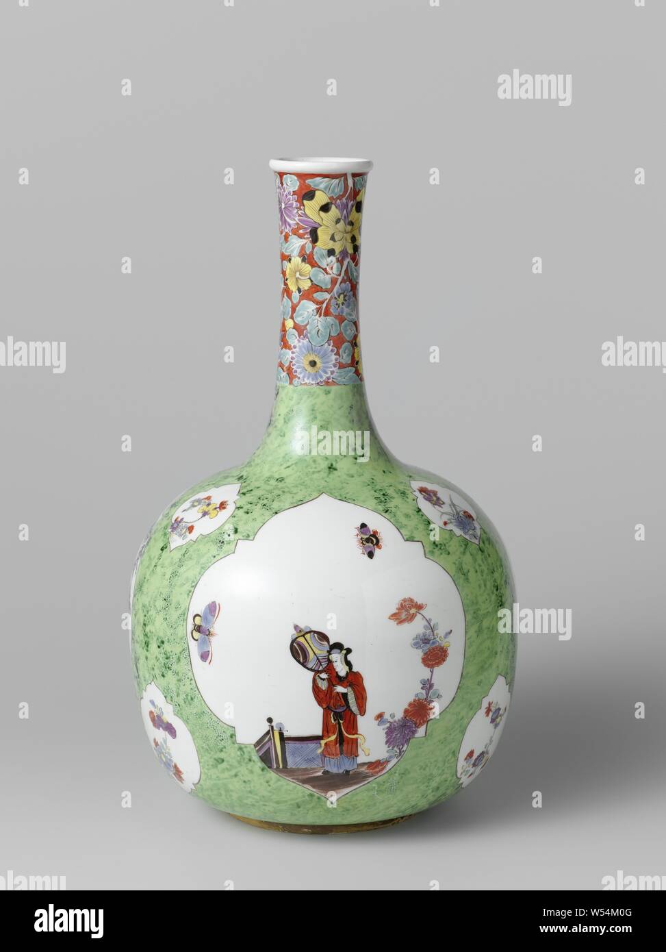 Vase Vase, Vase de porcelaine peinte. Le vase a un corps sphérique aplati et un cou long et mince. Le corps est recouvert d'un vert clair marbré de sol, le cou avec des fleurs sur un fond rouge. Trois grandes et six petits quatre passages ont été enregistrés dans le livre vert. Dans le grand est toujours un Chinois debout avec un grand ventilateur près d'une clôture et de plantes à fleurs peintes dans les petites branches de fleurs. Le vase est marquée, Chinois (costumes), Meissener Porzellan Manufaktur, Meissen, ch. 1730 - c. 1735, porcelaine (matériau), h 38,5 cm × d 22,7 cm Banque D'Images
