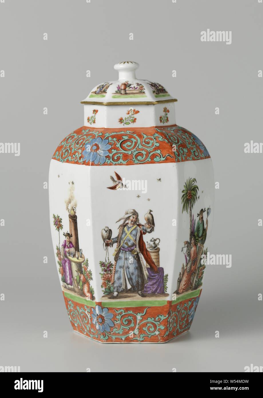 Deux vases lidded Vase avec couvercle Vase avec couvercle, peint avec des  chinoiseries multicolores et les Turcs, hexagonale, Vase avec couvercle en  porcelaine peinte. Le couvercle est équipé d'un bouton en forme